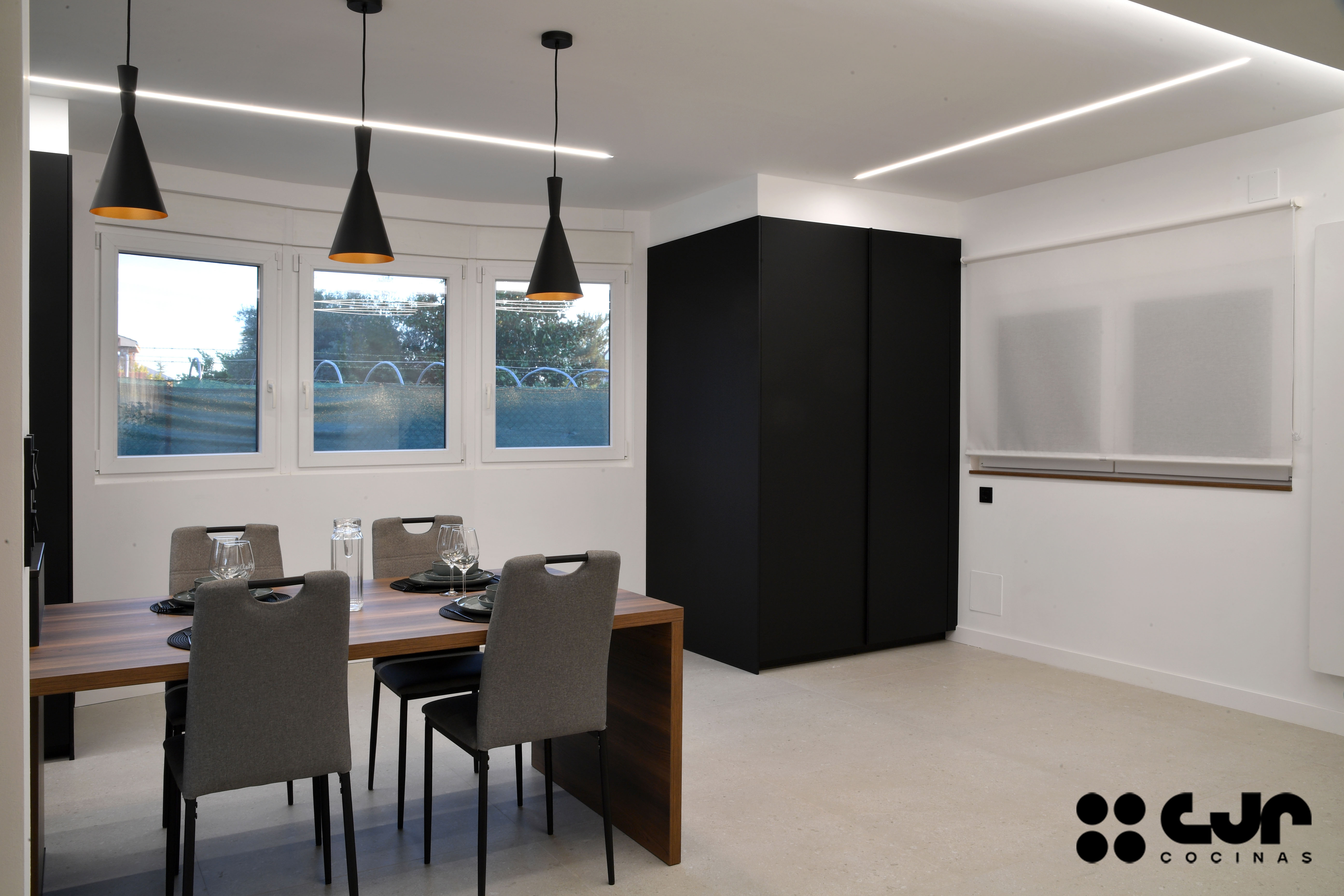 cocina negra mate y madera con isla dekton kelya cocinas cjr