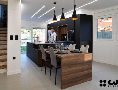 cocina negra mate y madera con isla dekton kelya cocinas cjr