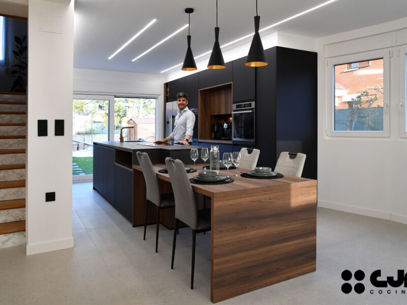 cocina negra mate y madera con isla dekton kelya cocinas cjr