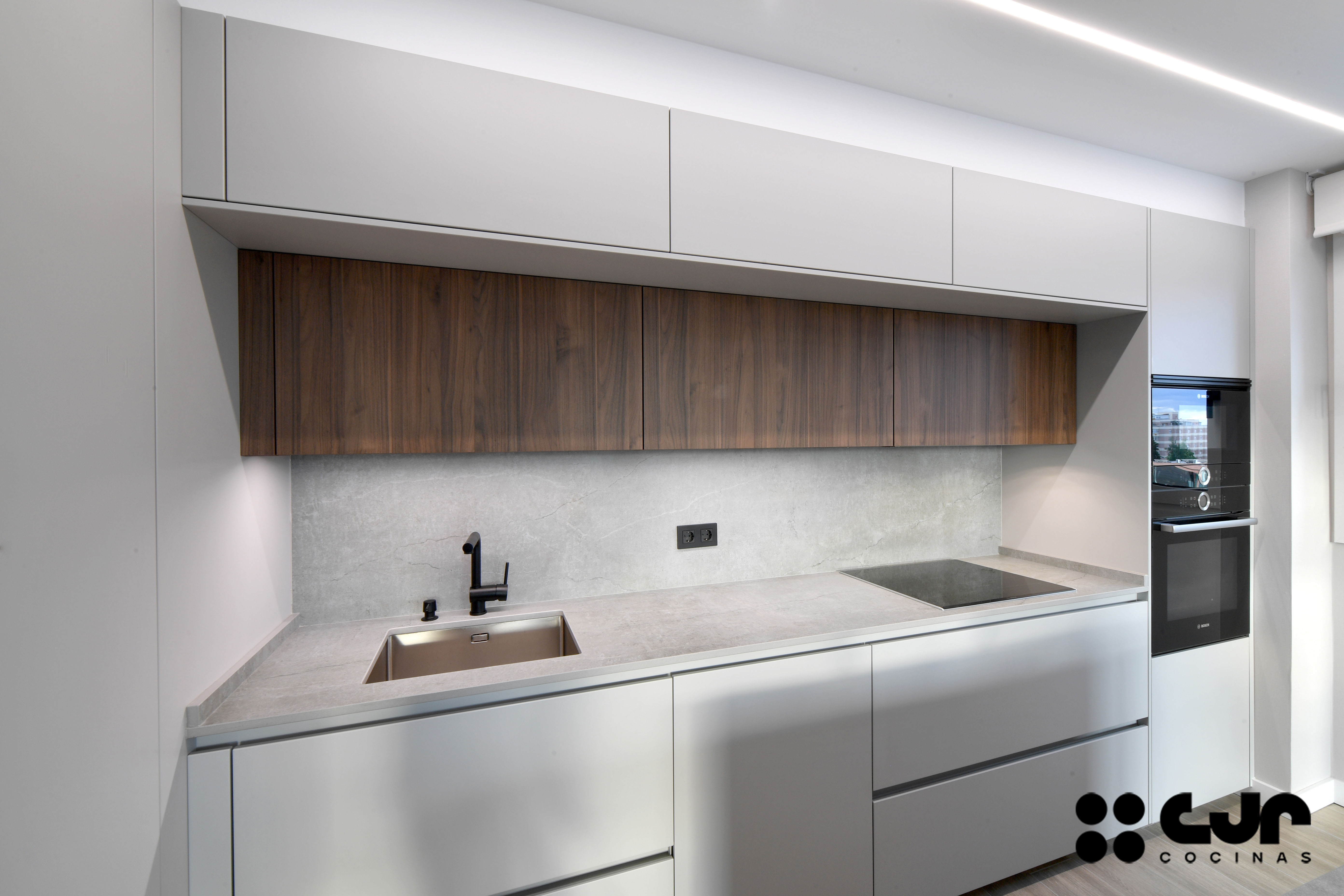 cocina abierta con isla gris y madera cocinas cjr