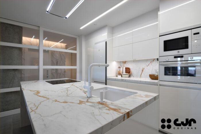 cocina blanco brillo y madera con isla semiabierta cocinas cjr
