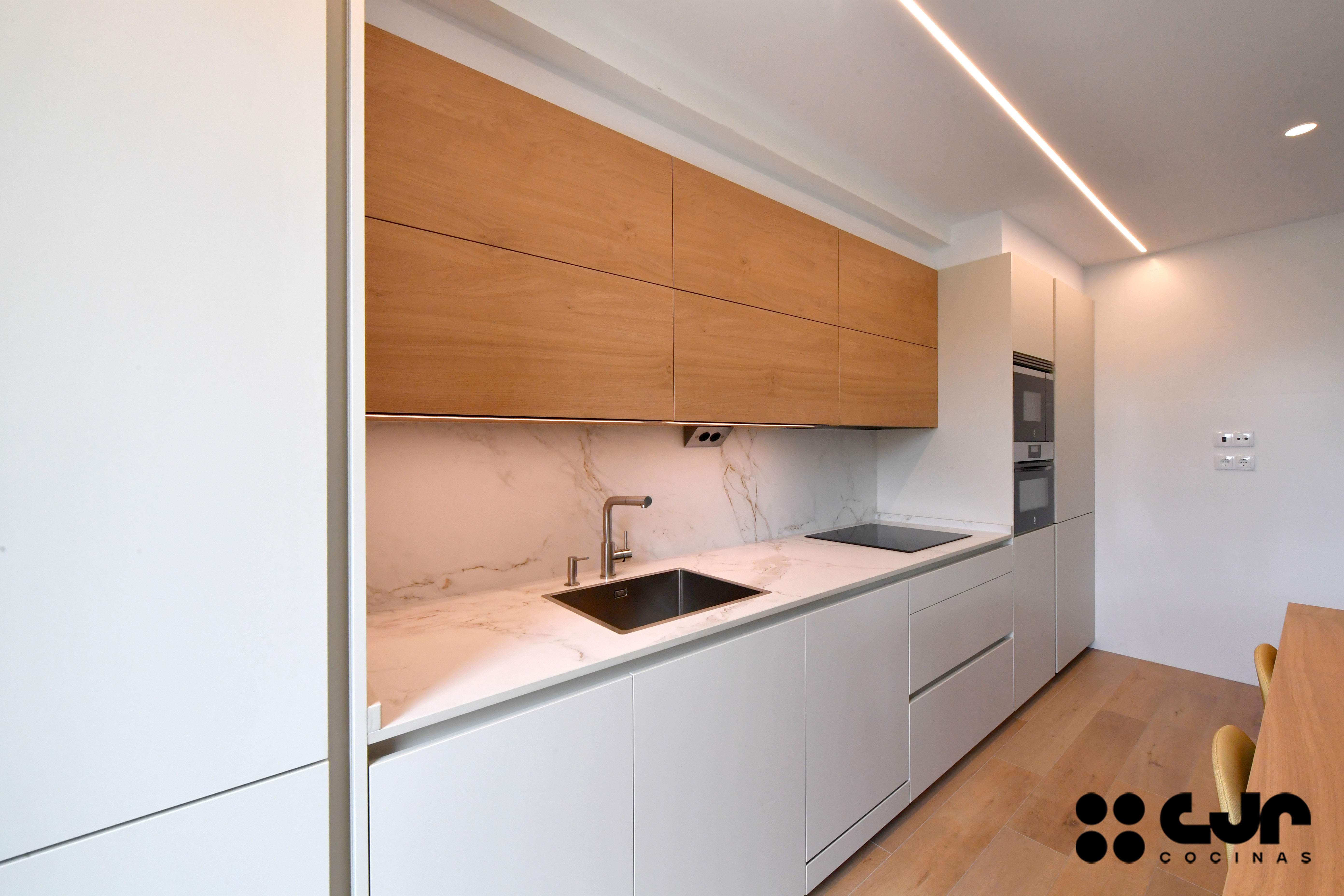 Cocina estrecha y larga Blanca y Madera con barra Cocinas CJR