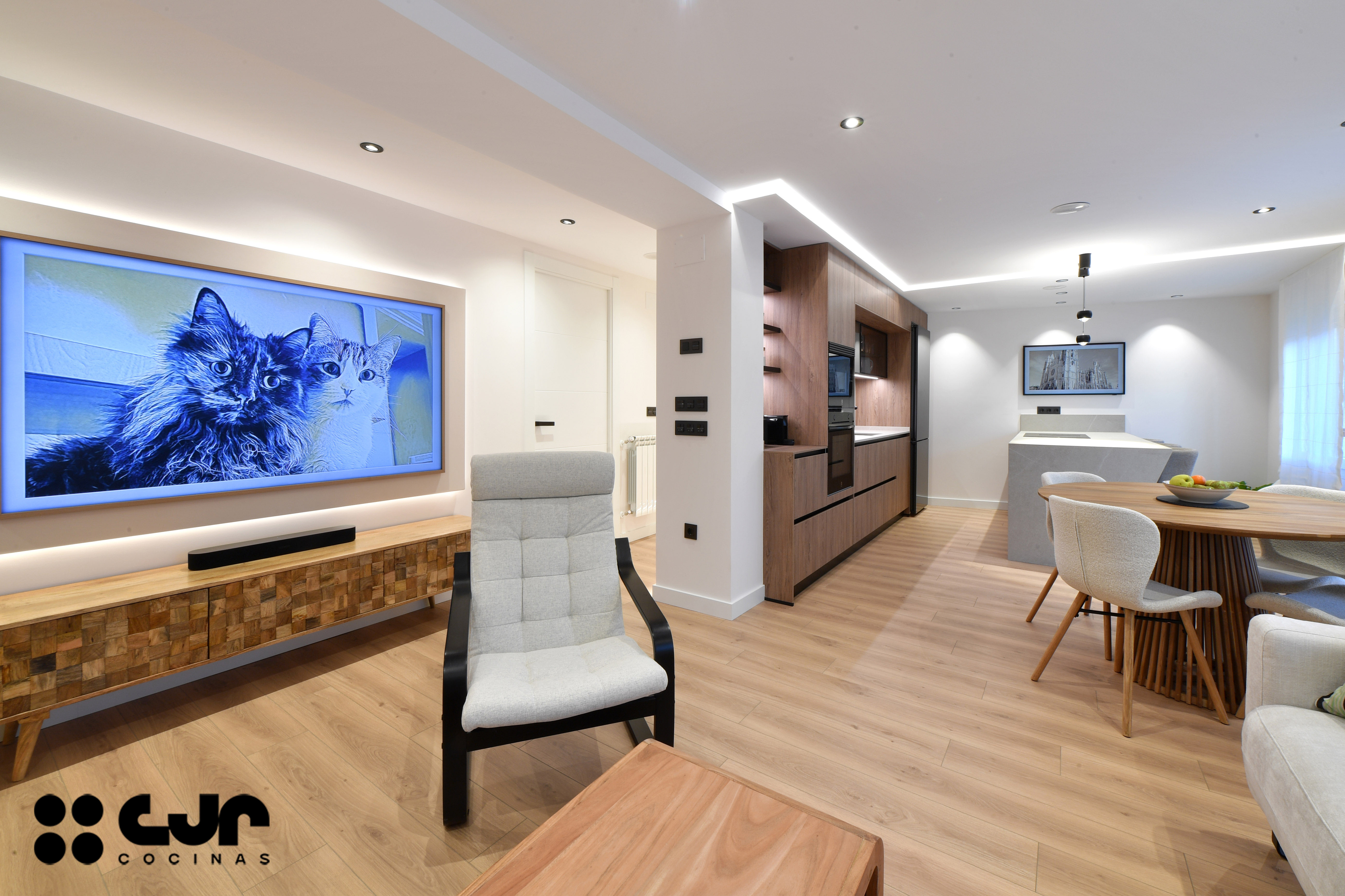 cocina en madera con isla y vitrinas cocinas cjr