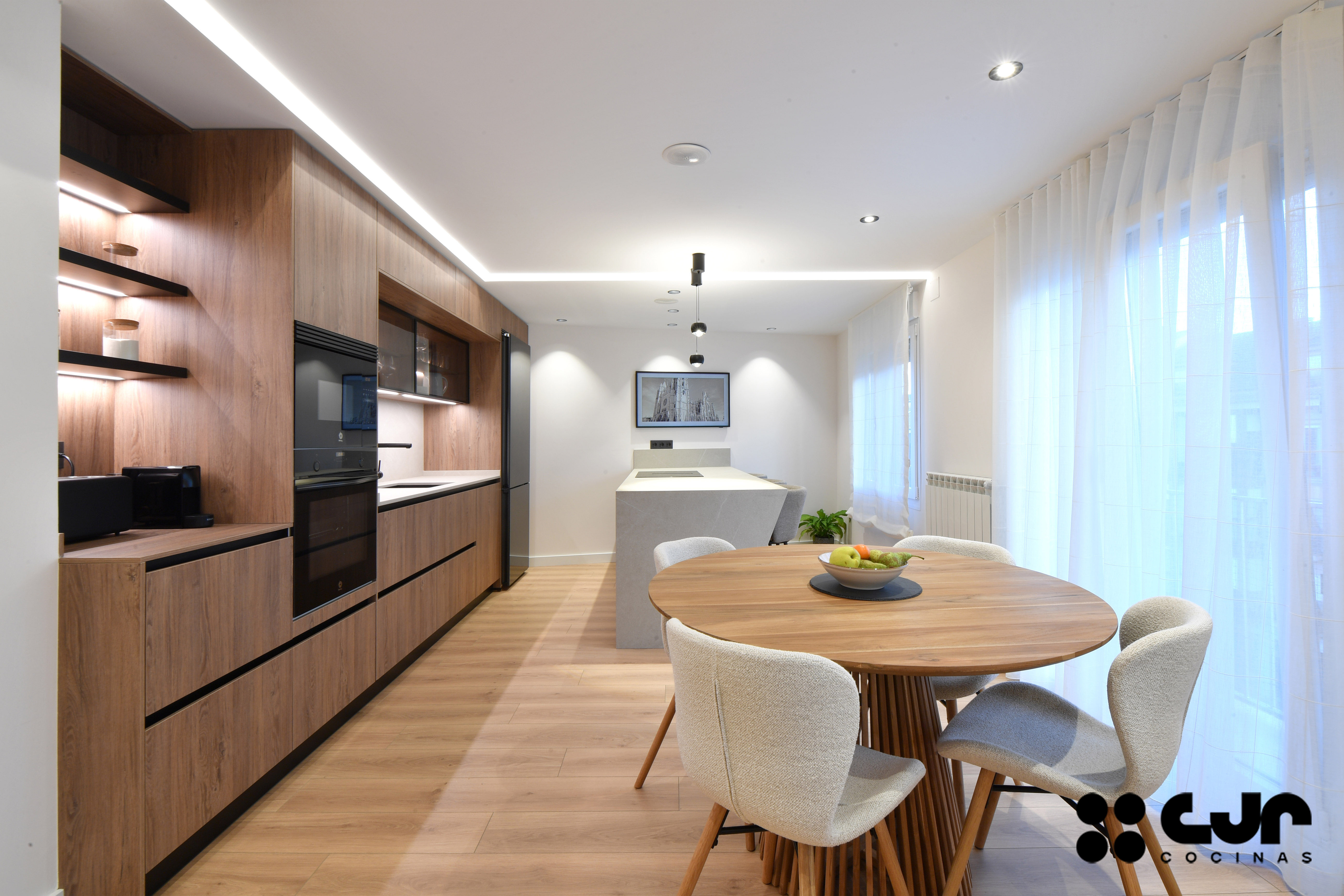 cocina en madera con isla y vitrinas cocinas cjr