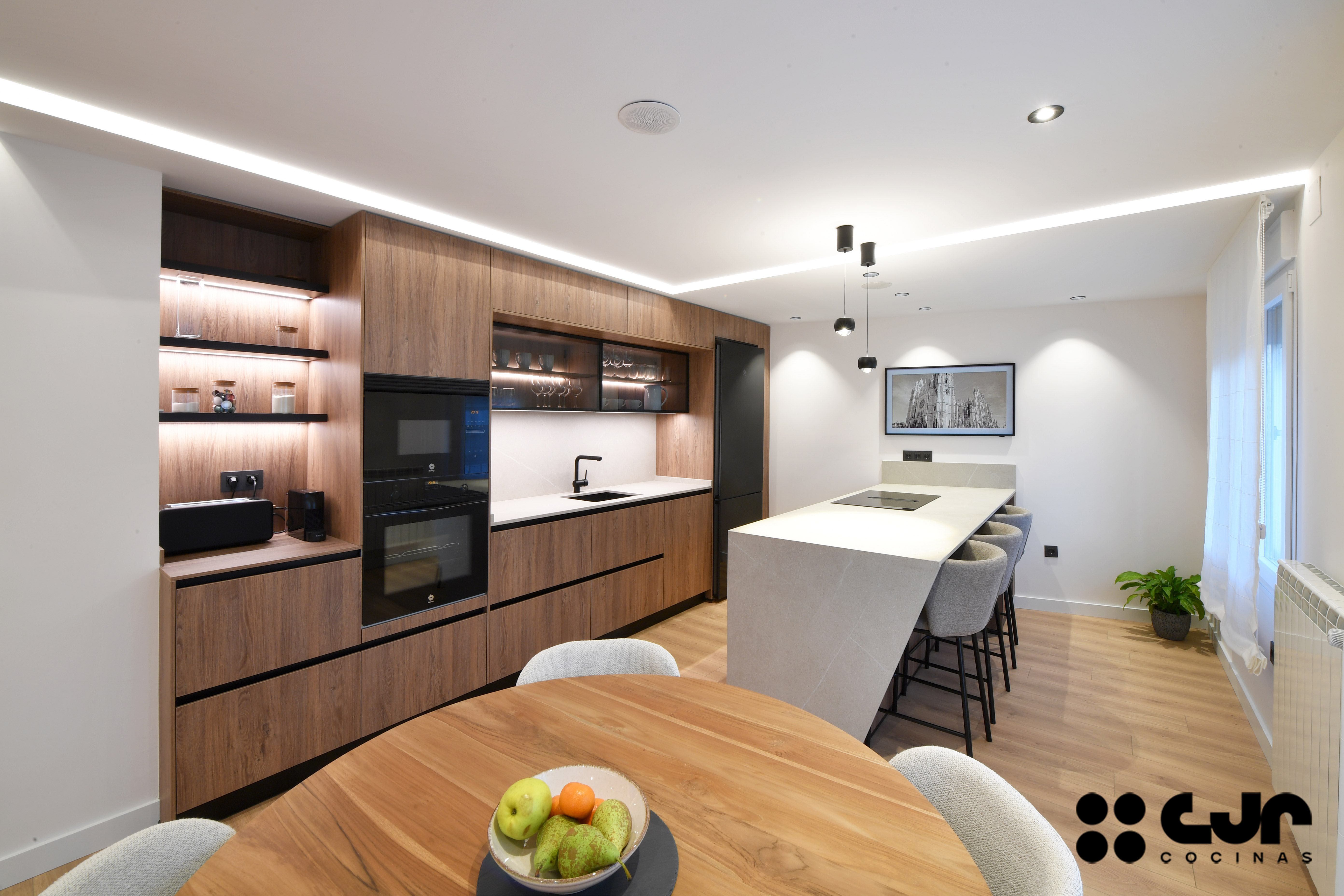 cocina en madera con isla y vitrinas cocinas cjr