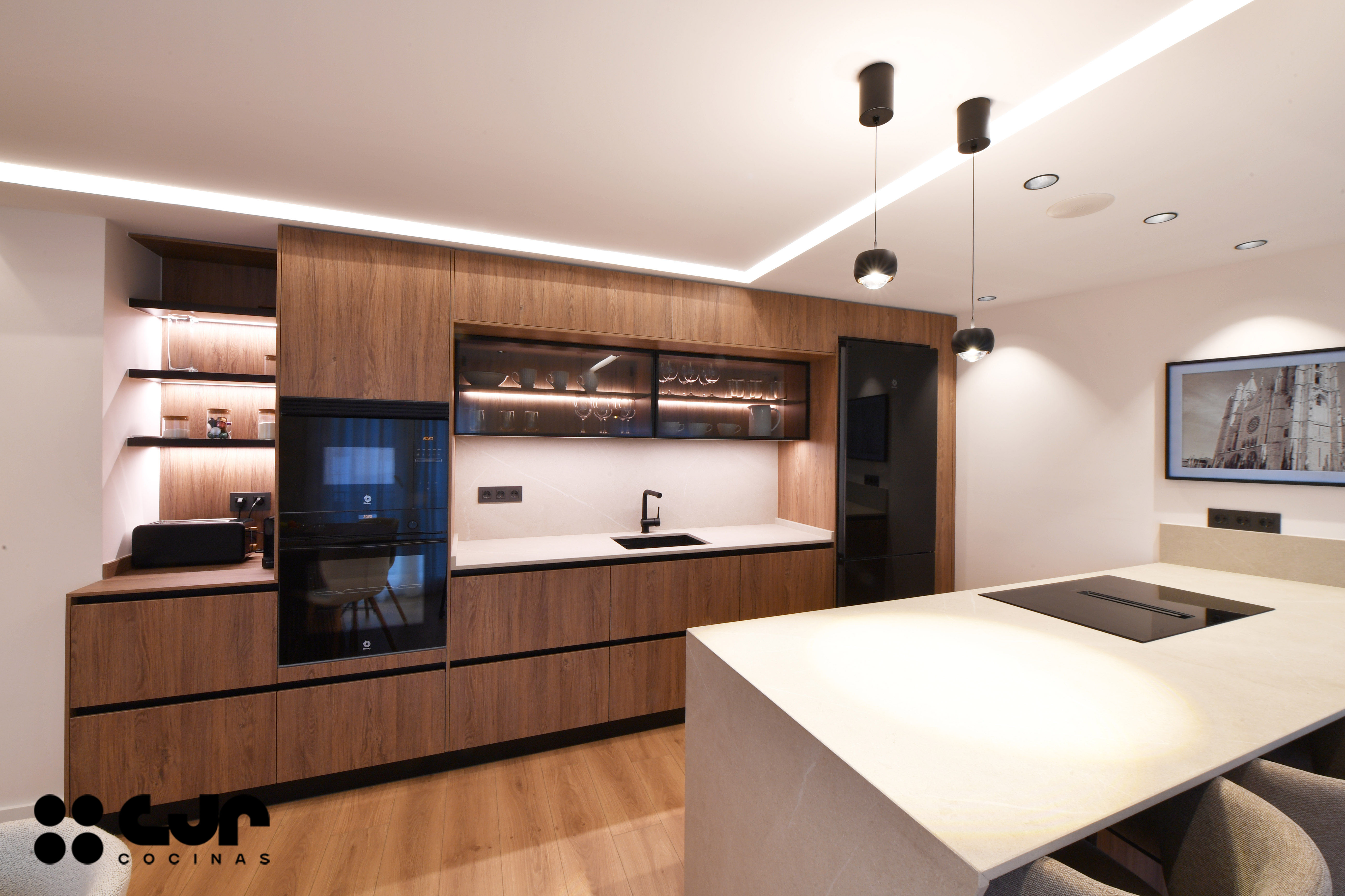 cocina en madera con isla y vitrinas cocinas cjr
