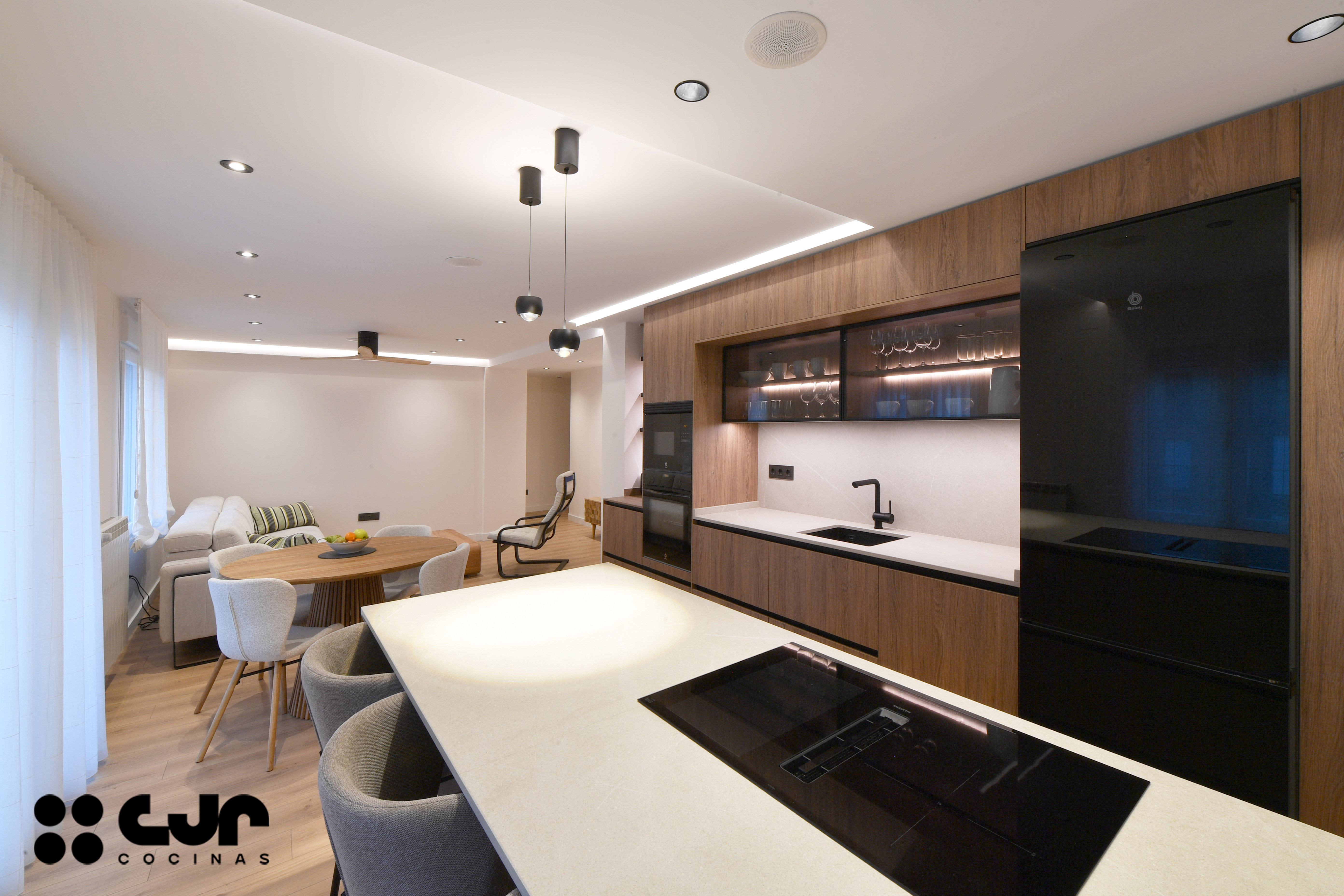 cocina en madera con isla y vitrinas cocinas cjr