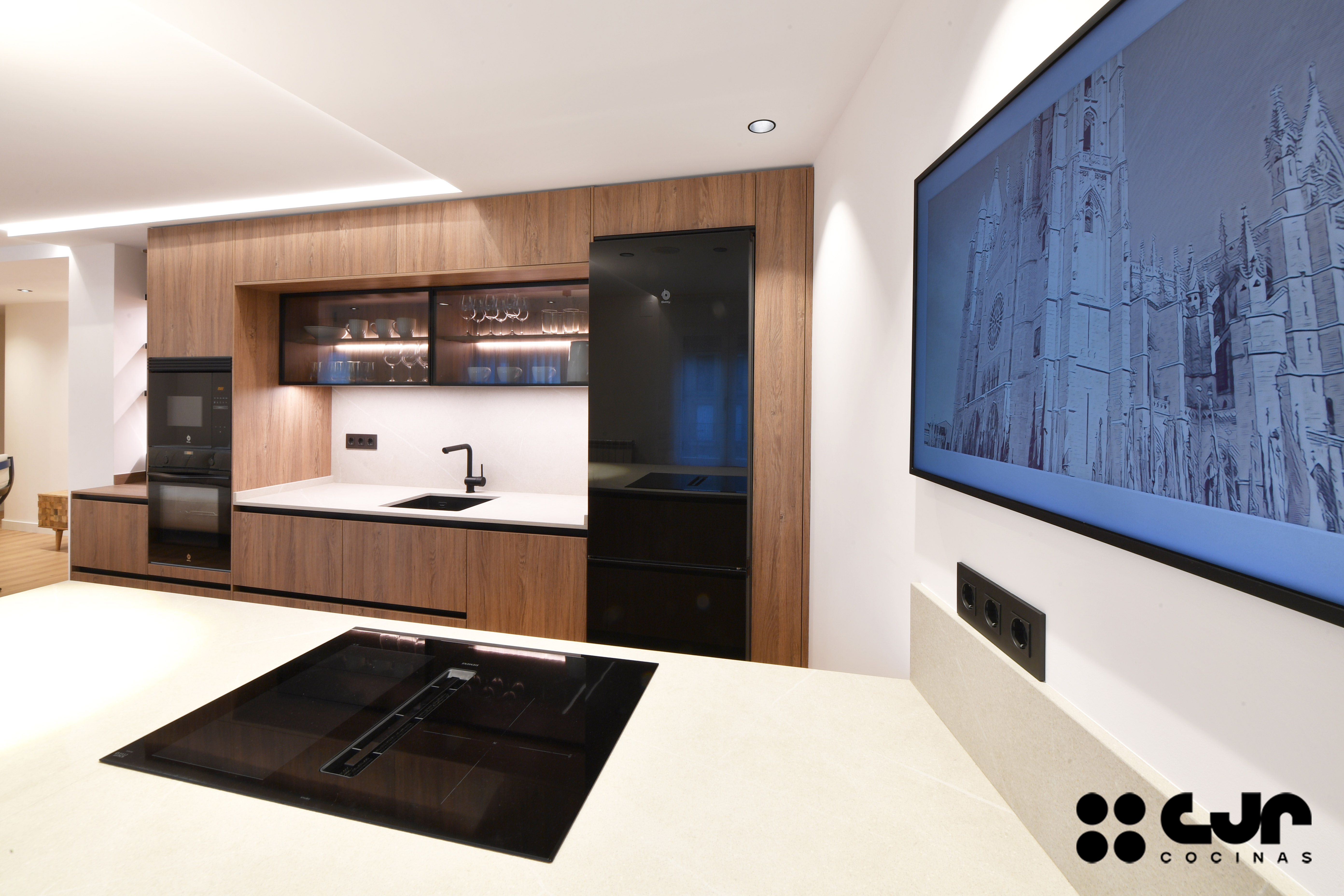 cocina en madera con isla y vitrinas cocinas cjr