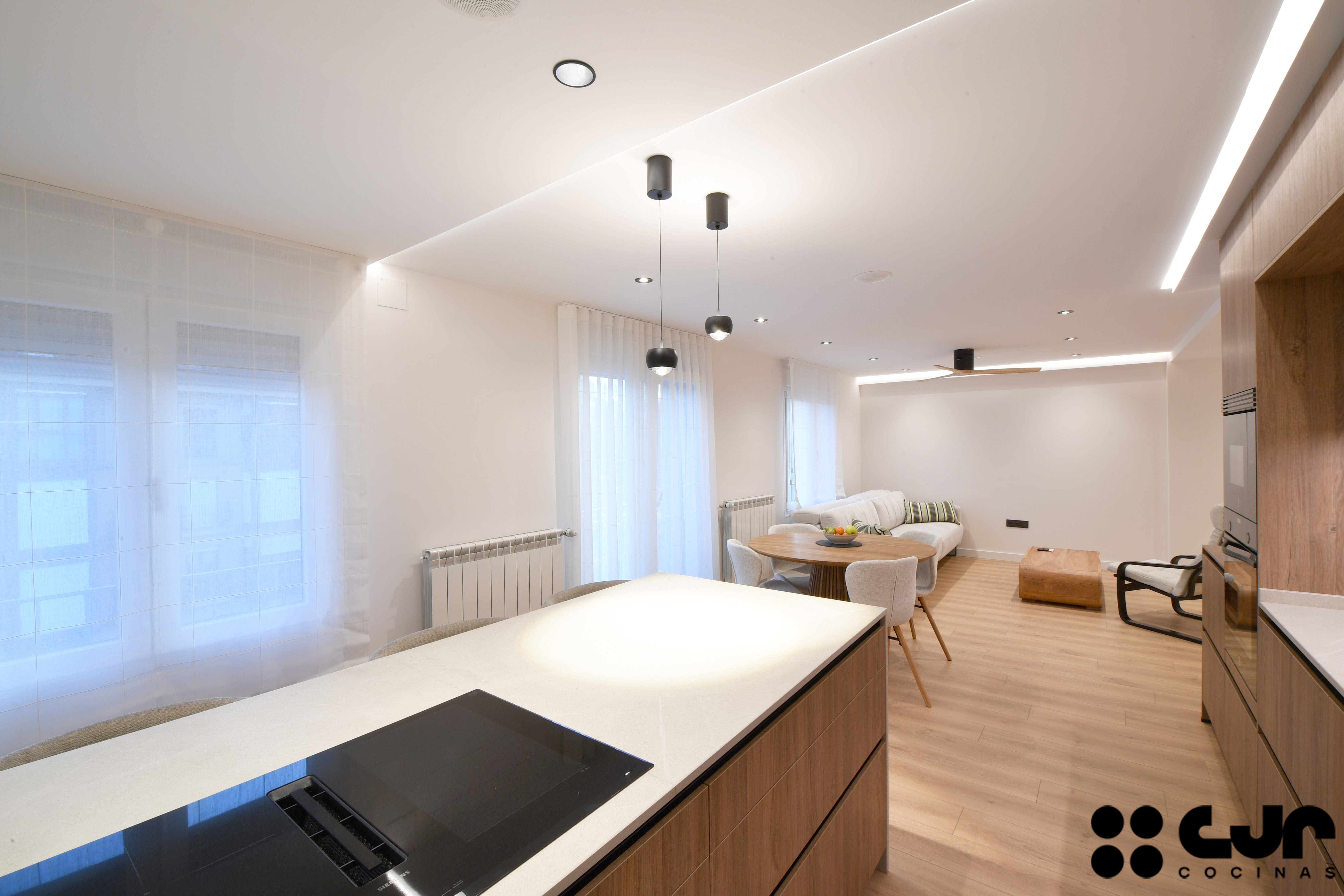 cocina en madera con isla y vitrinas cocinas cjr