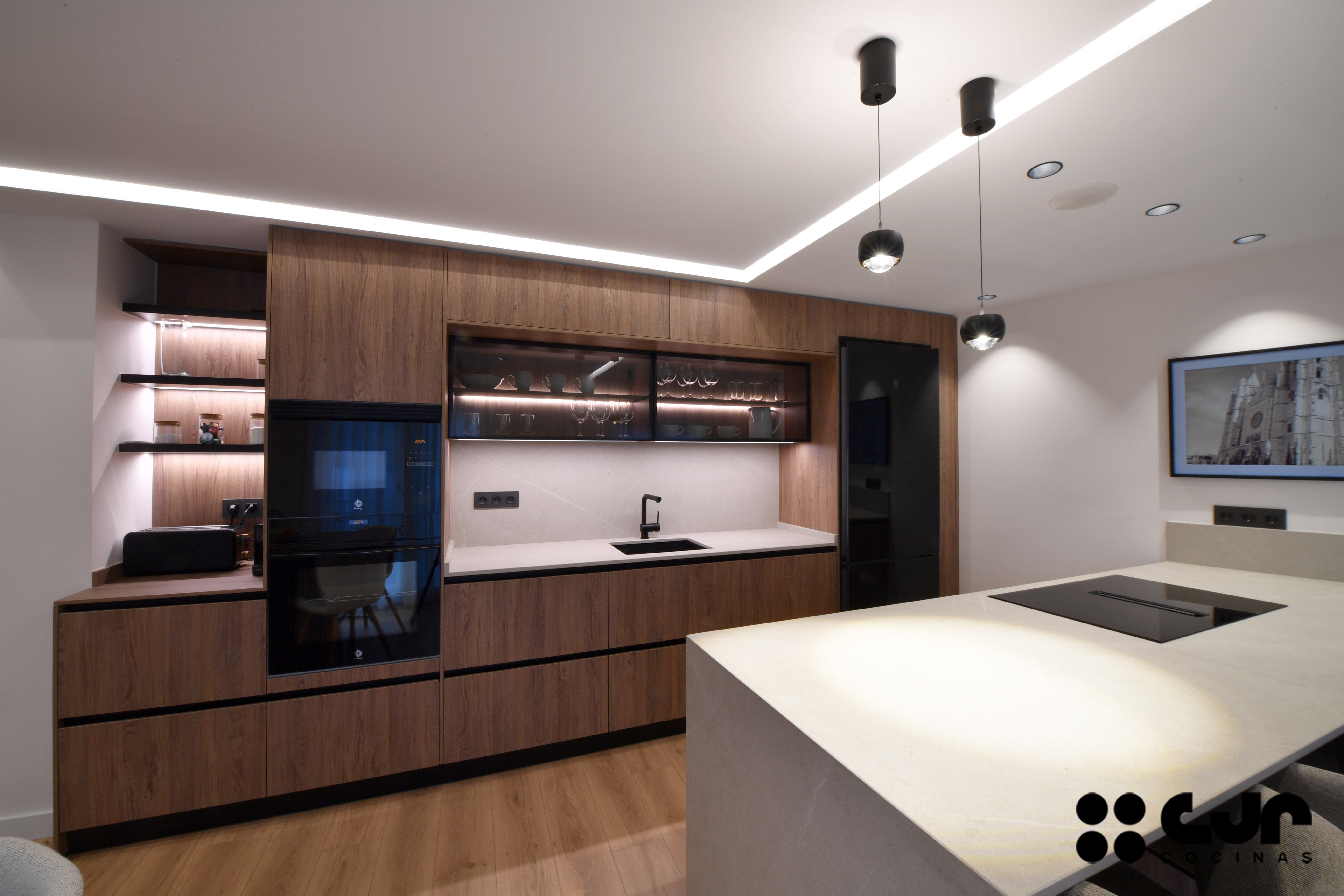 cocina en madera con isla y vitrinas cocinas cjr