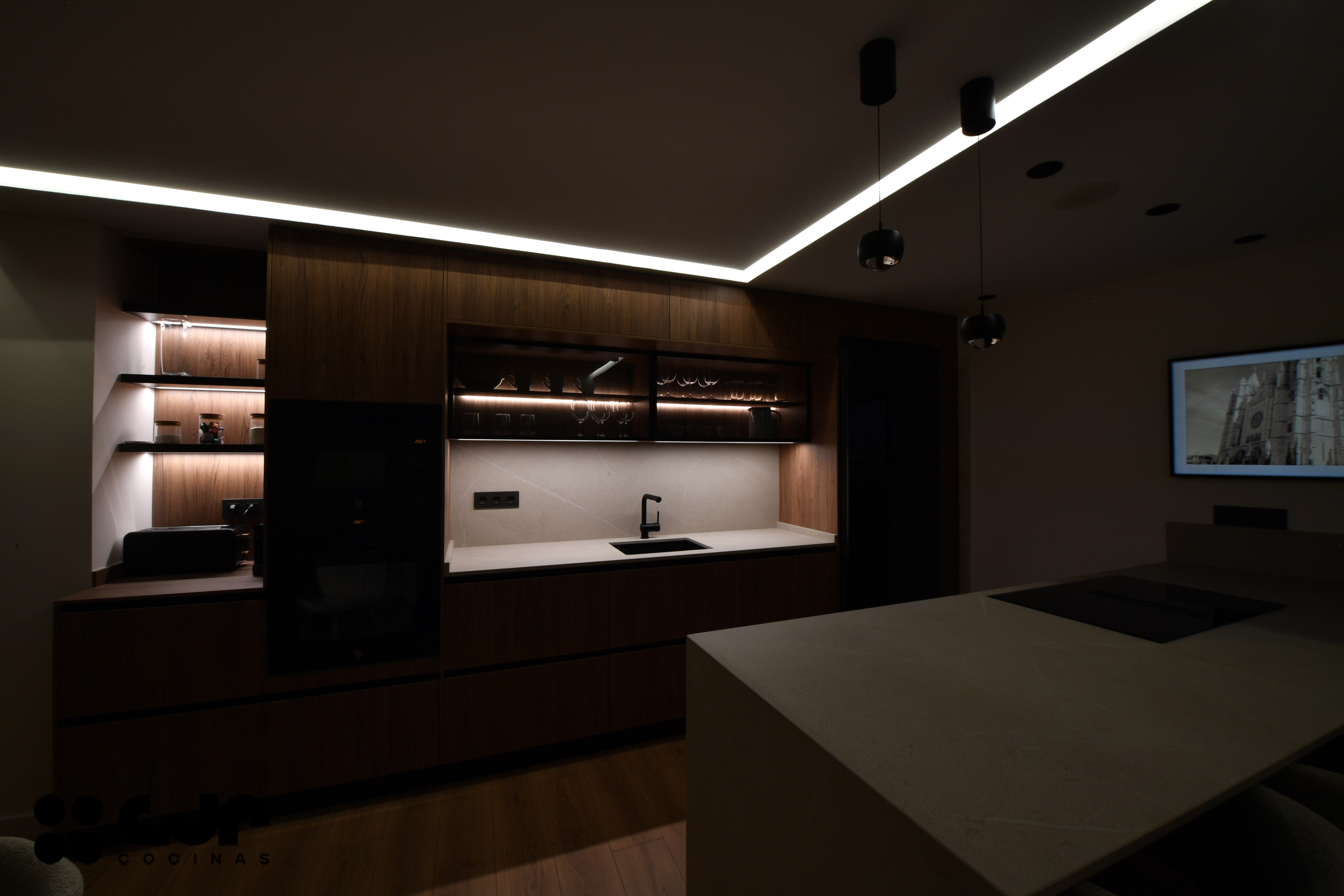 cocina en madera con isla y vitrinas cocinas cjr