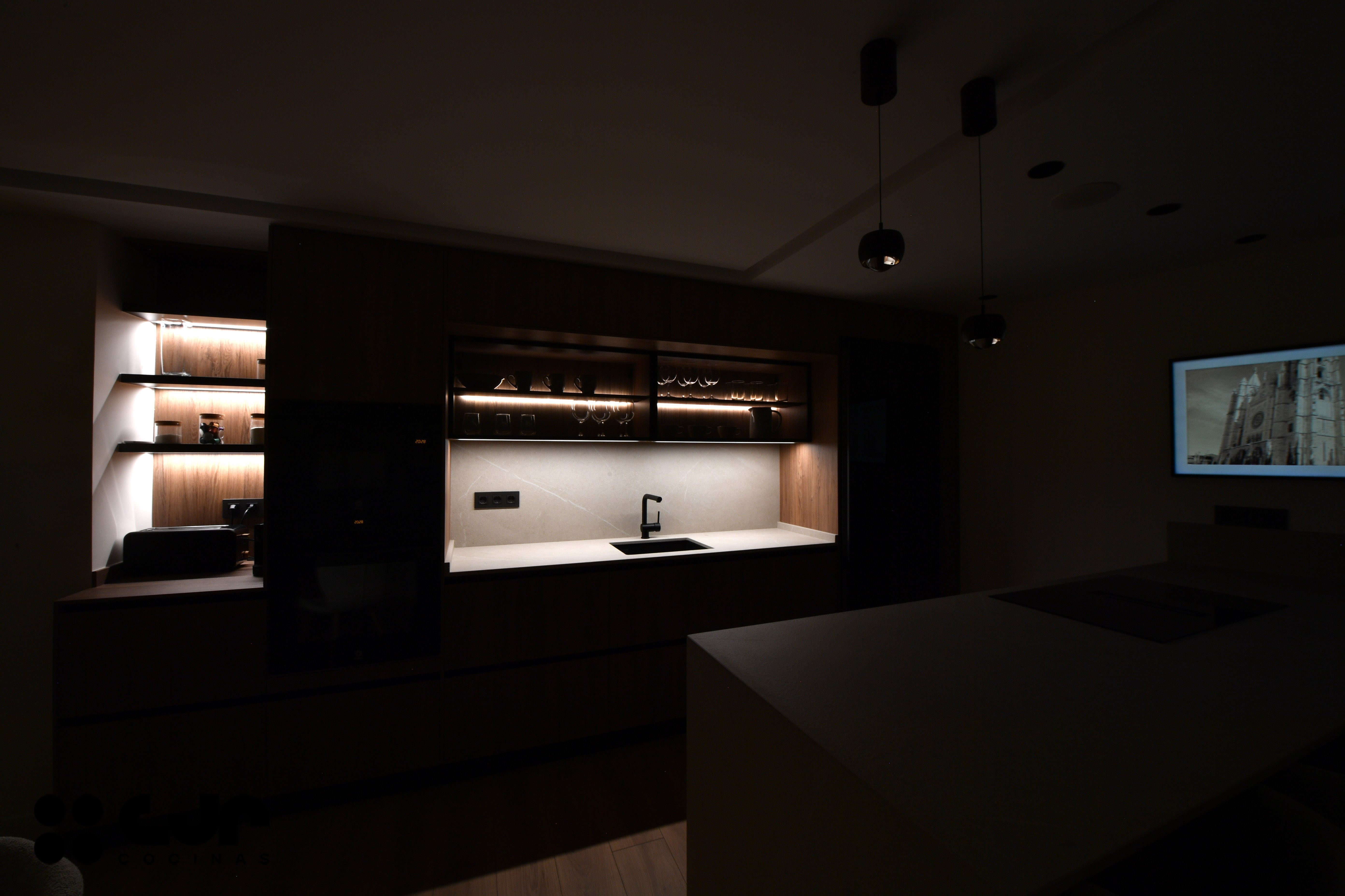 cocina en madera con isla y vitrinas cocinas cjr
