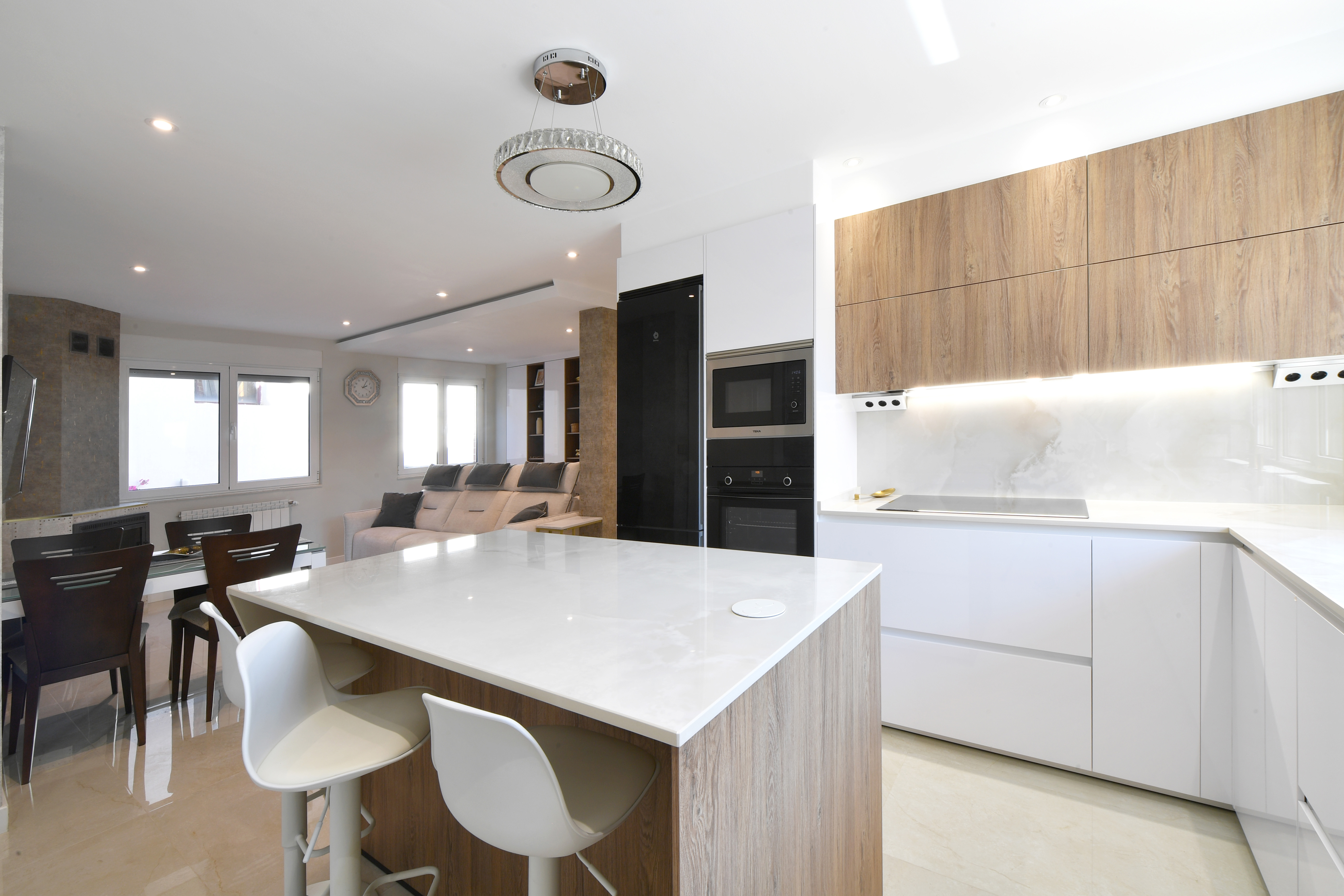 Cocina blanca y madera abierta con isla Cocinas CJR