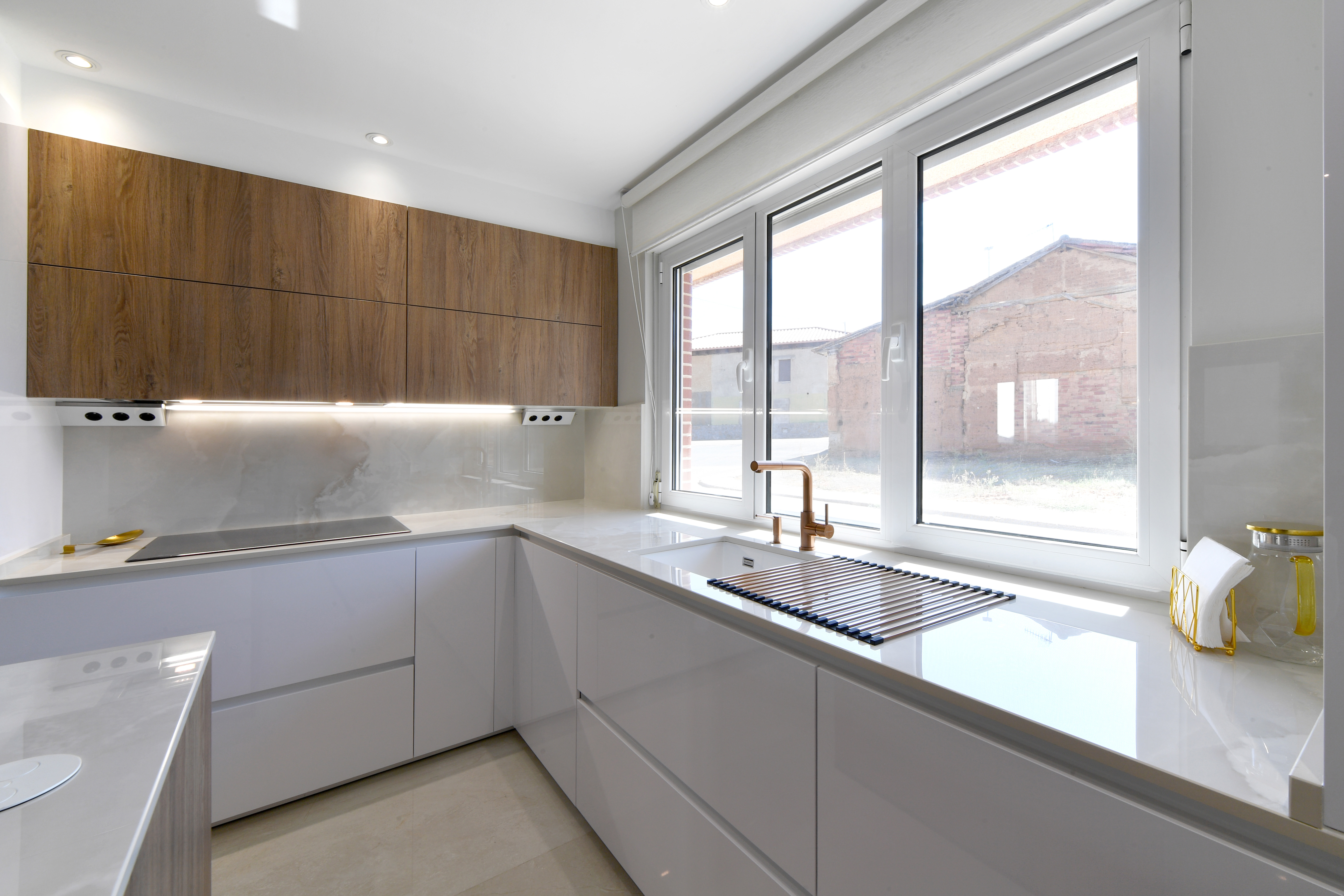 Cocina blanca y madera abierta con isla Cocinas CJR