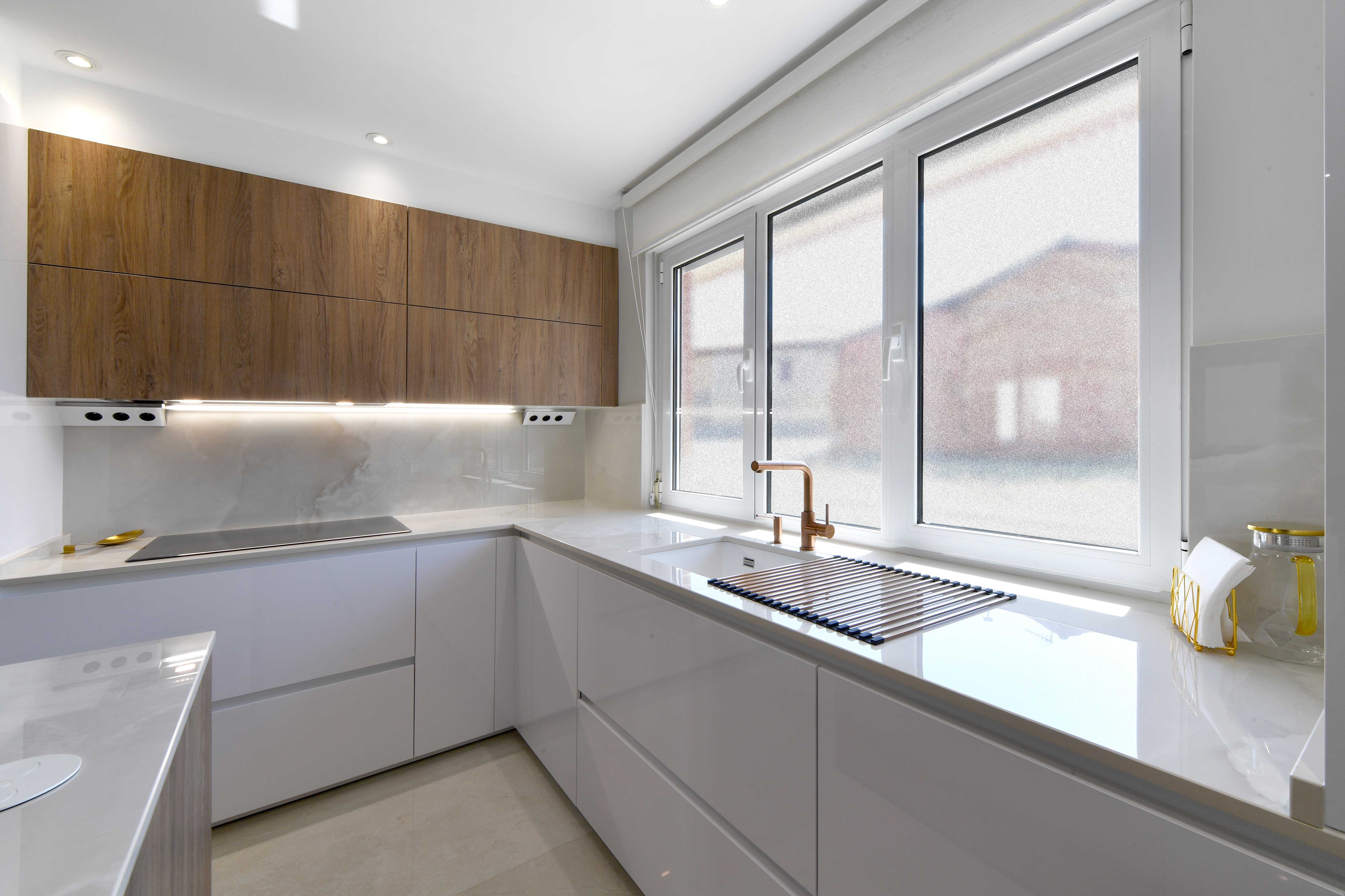 Cocina blanca y madera abierta con isla Cocinas CJR