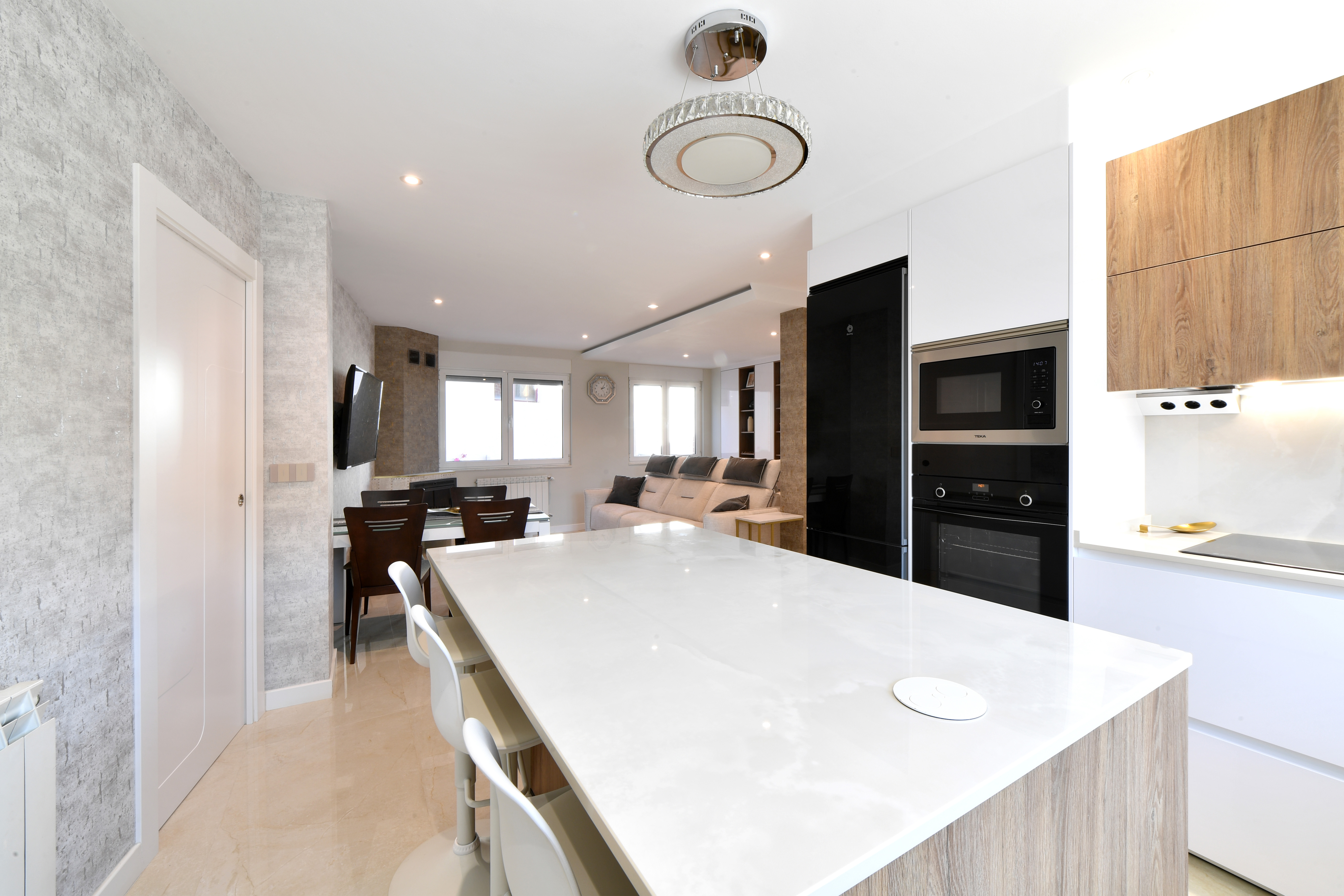 Cocina blanca y madera abierta con isla Cocinas CJR