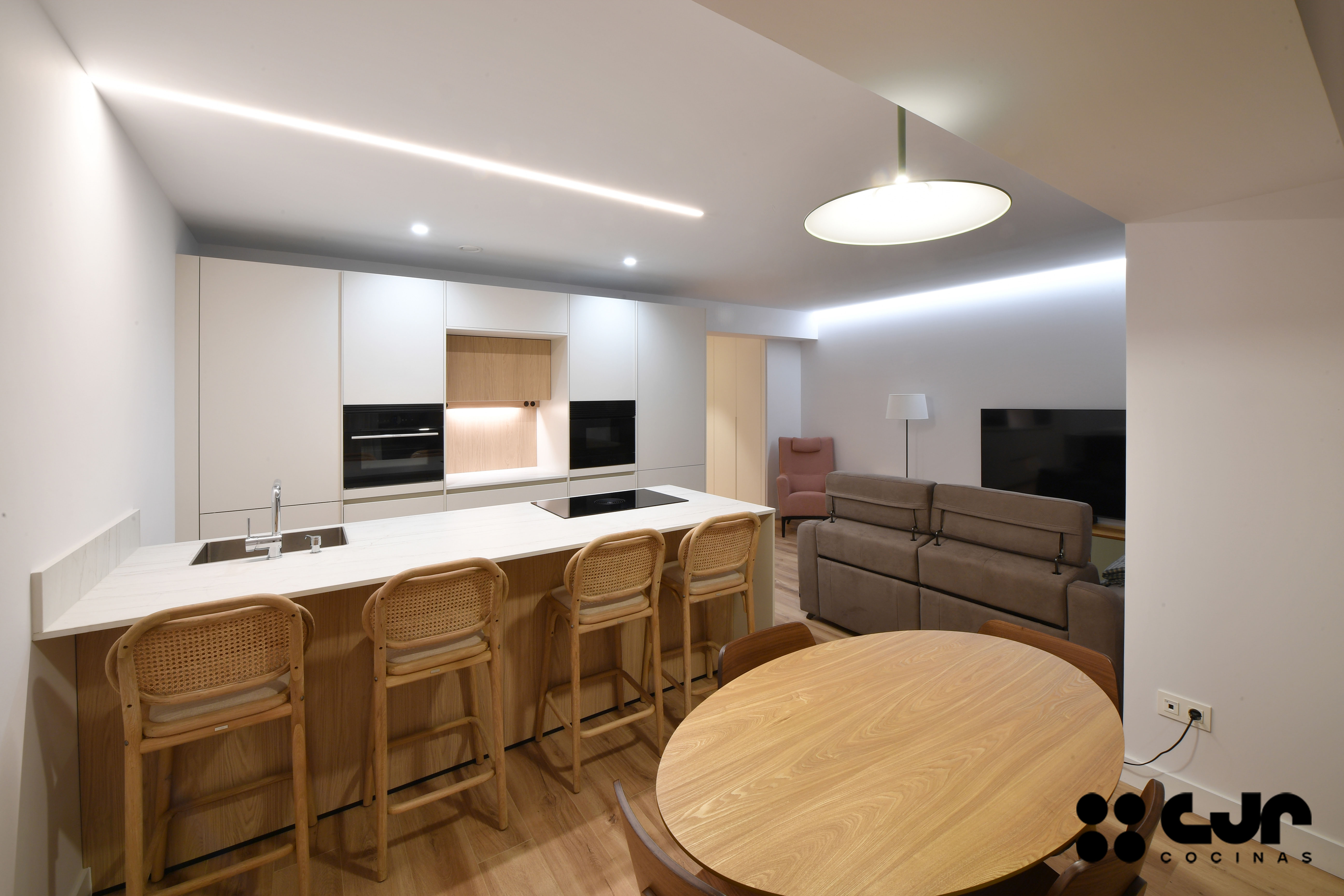 cocina blanca y madera con peninsula cocinas cjr