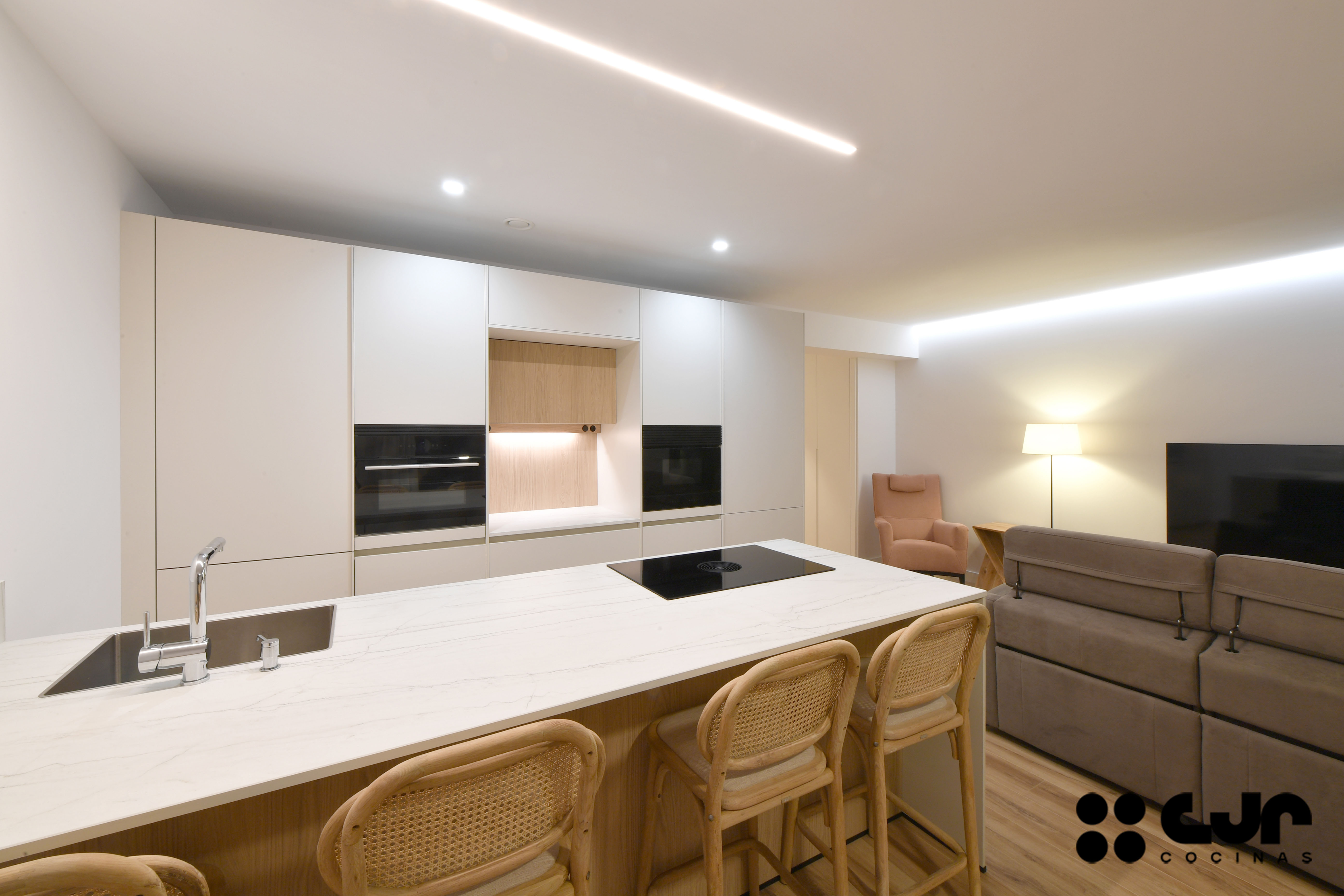 cocina blanca y madera con peninsula cocinas cjr