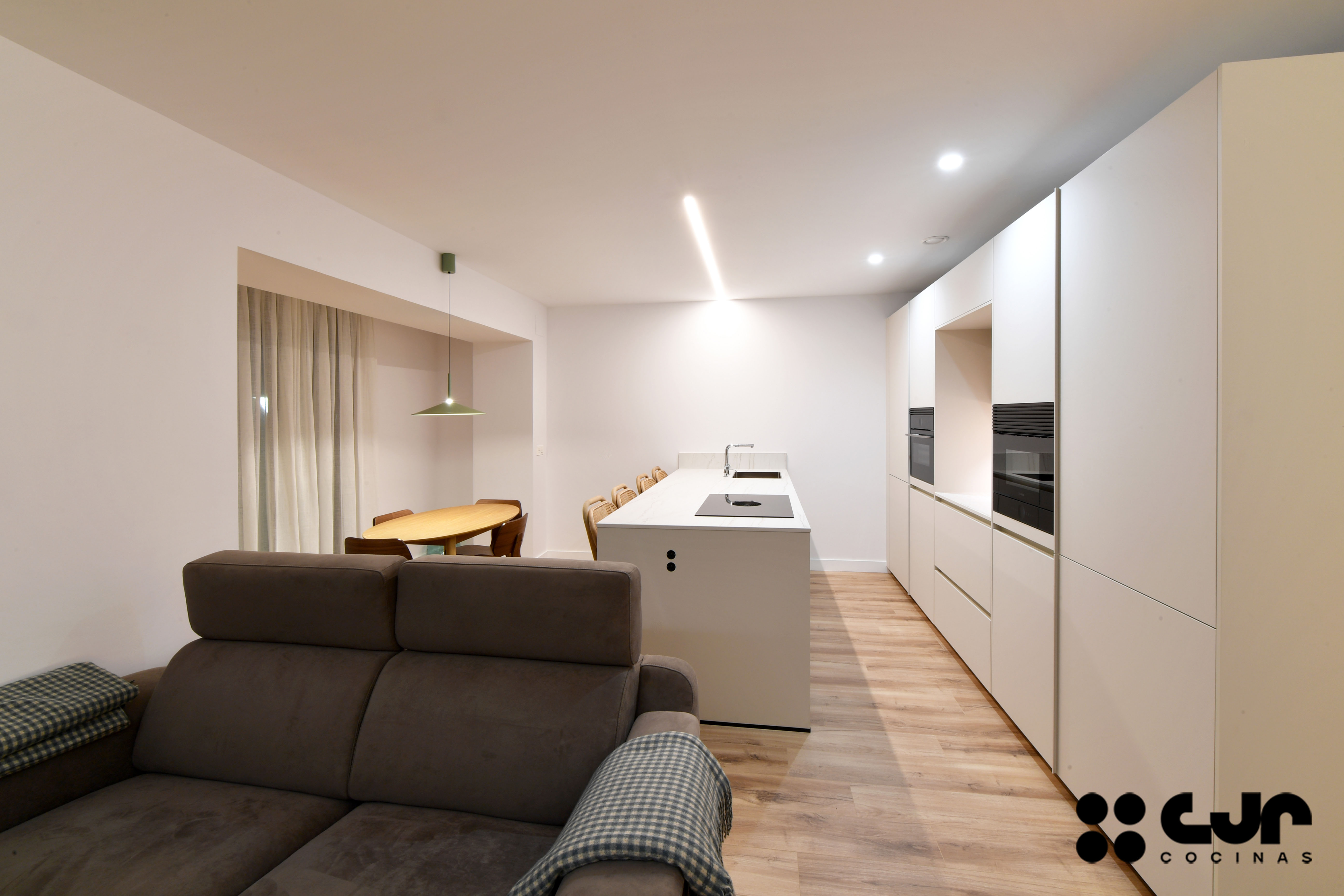 cocina blanca y madera con peninsula cocinas cjr