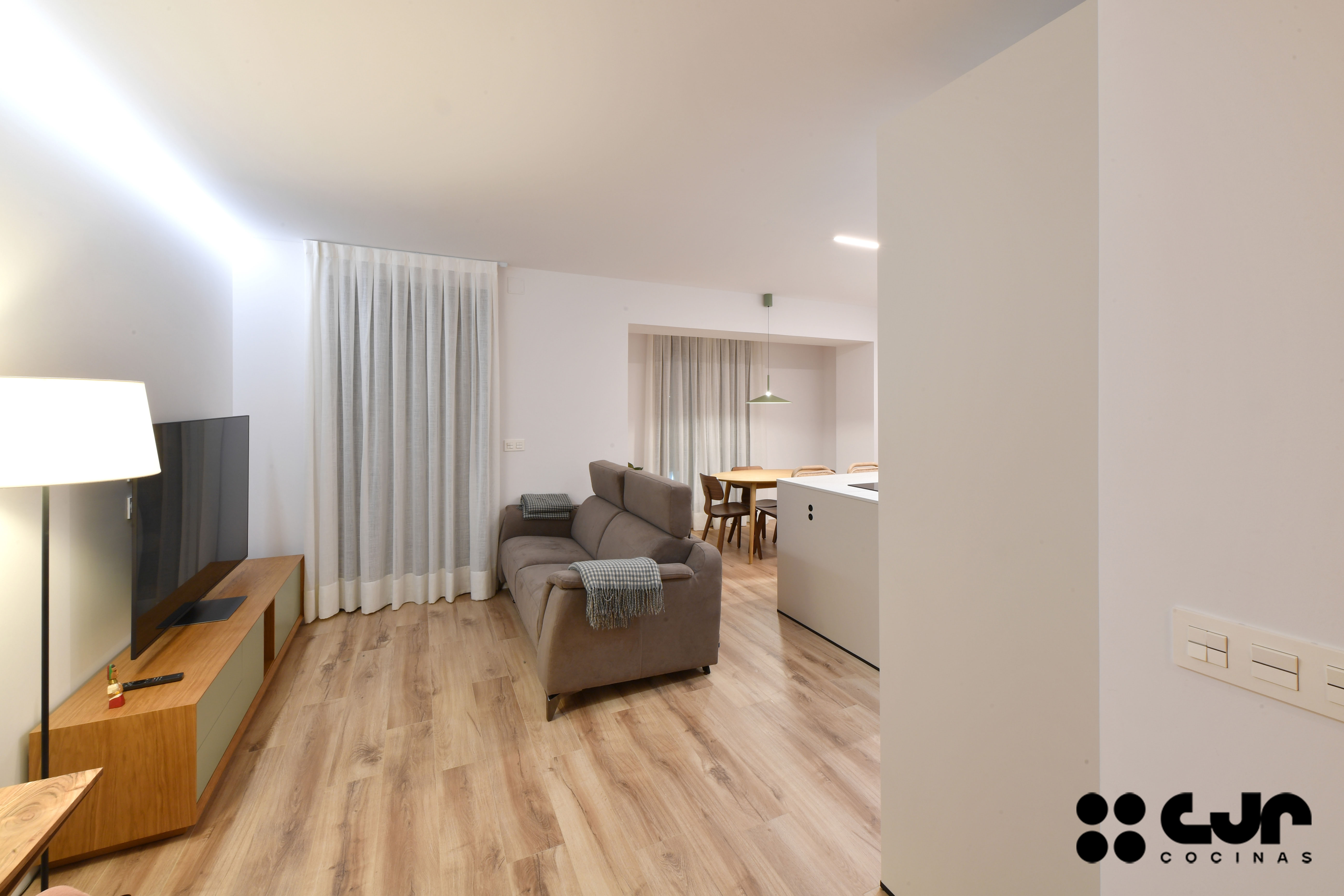 cocina blanca y madera con peninsula cocinas cjr