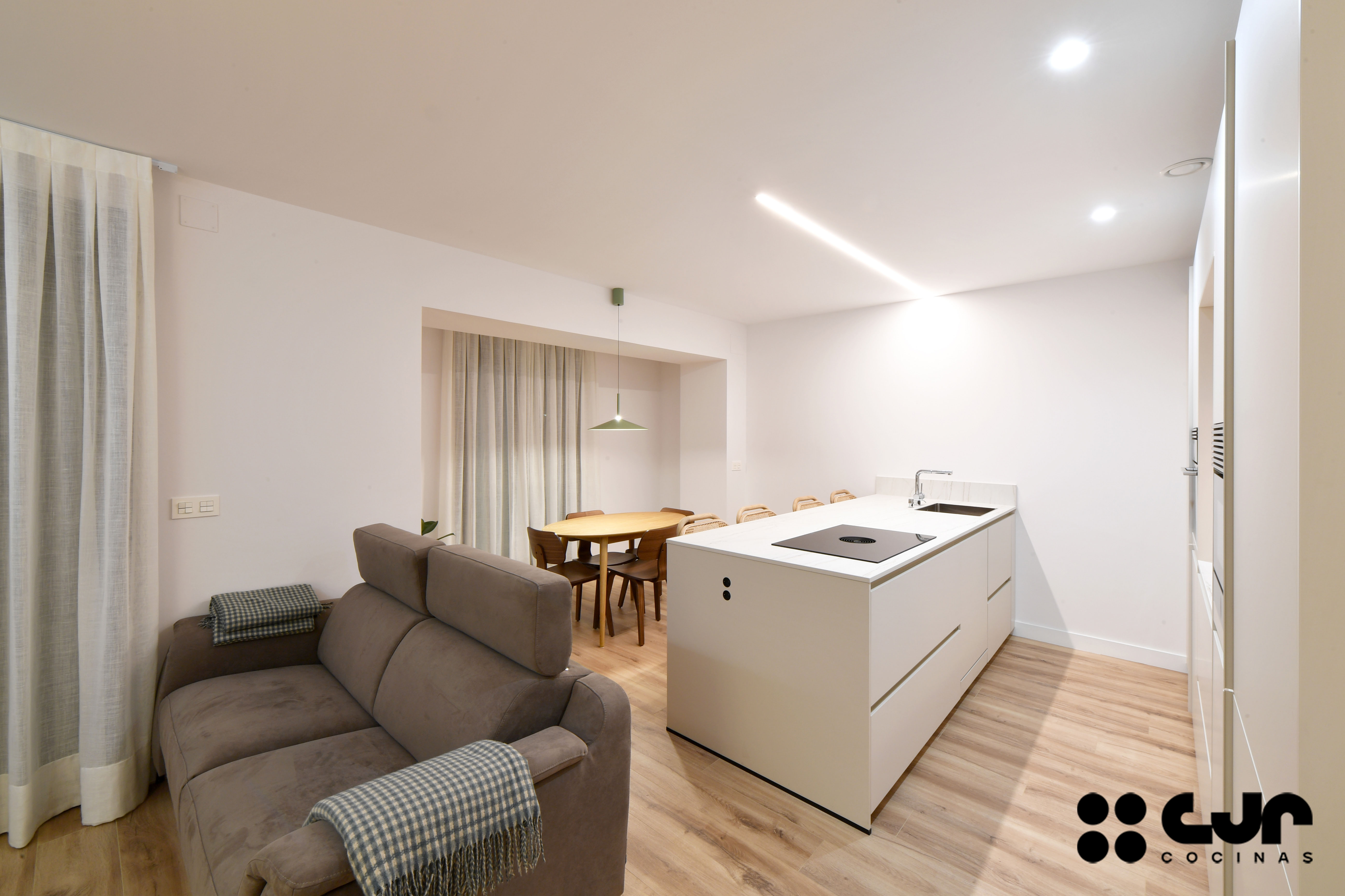 cocina blanca y madera con peninsula cocinas cjr