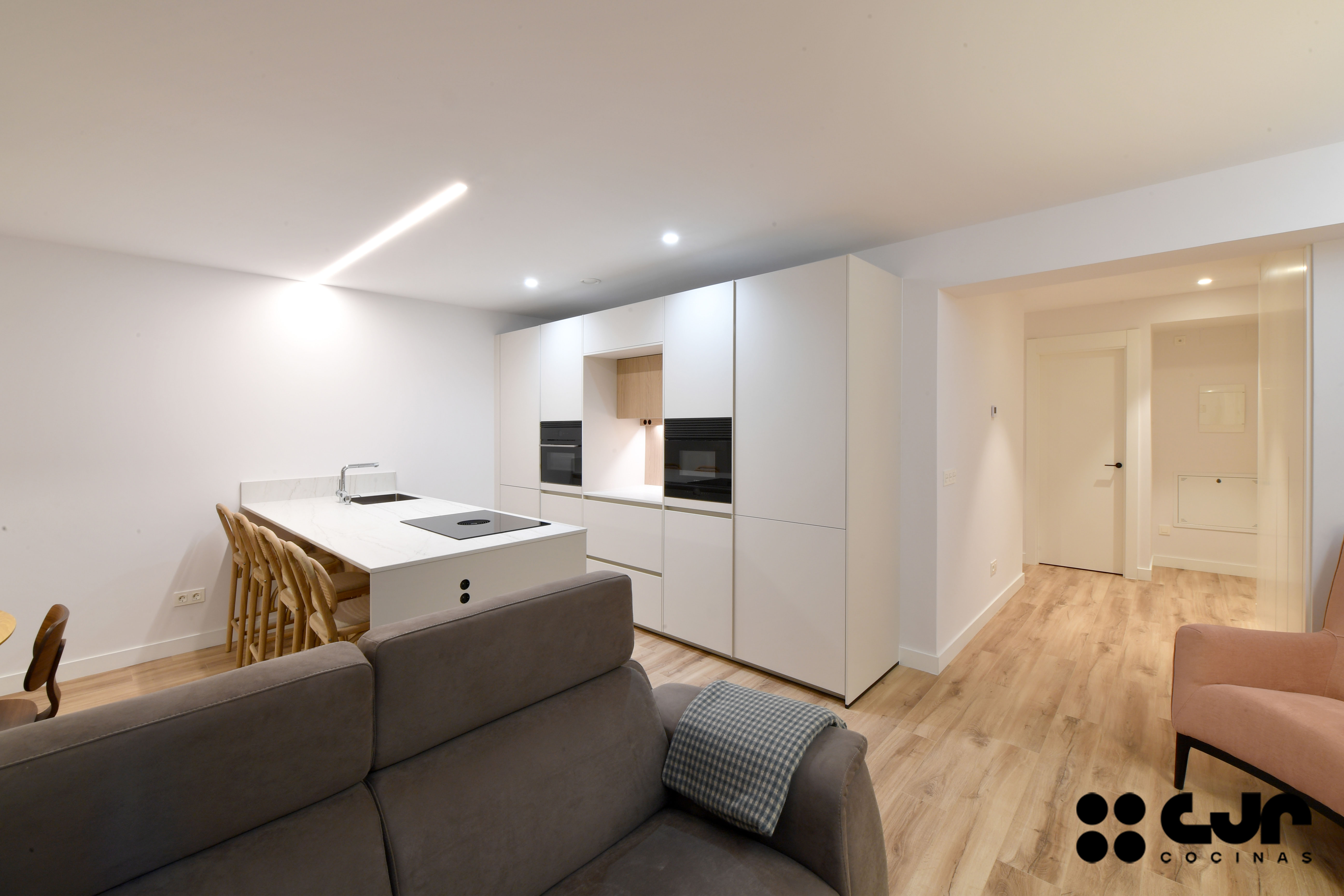 cocina blanca y madera con peninsula cocinas cjr