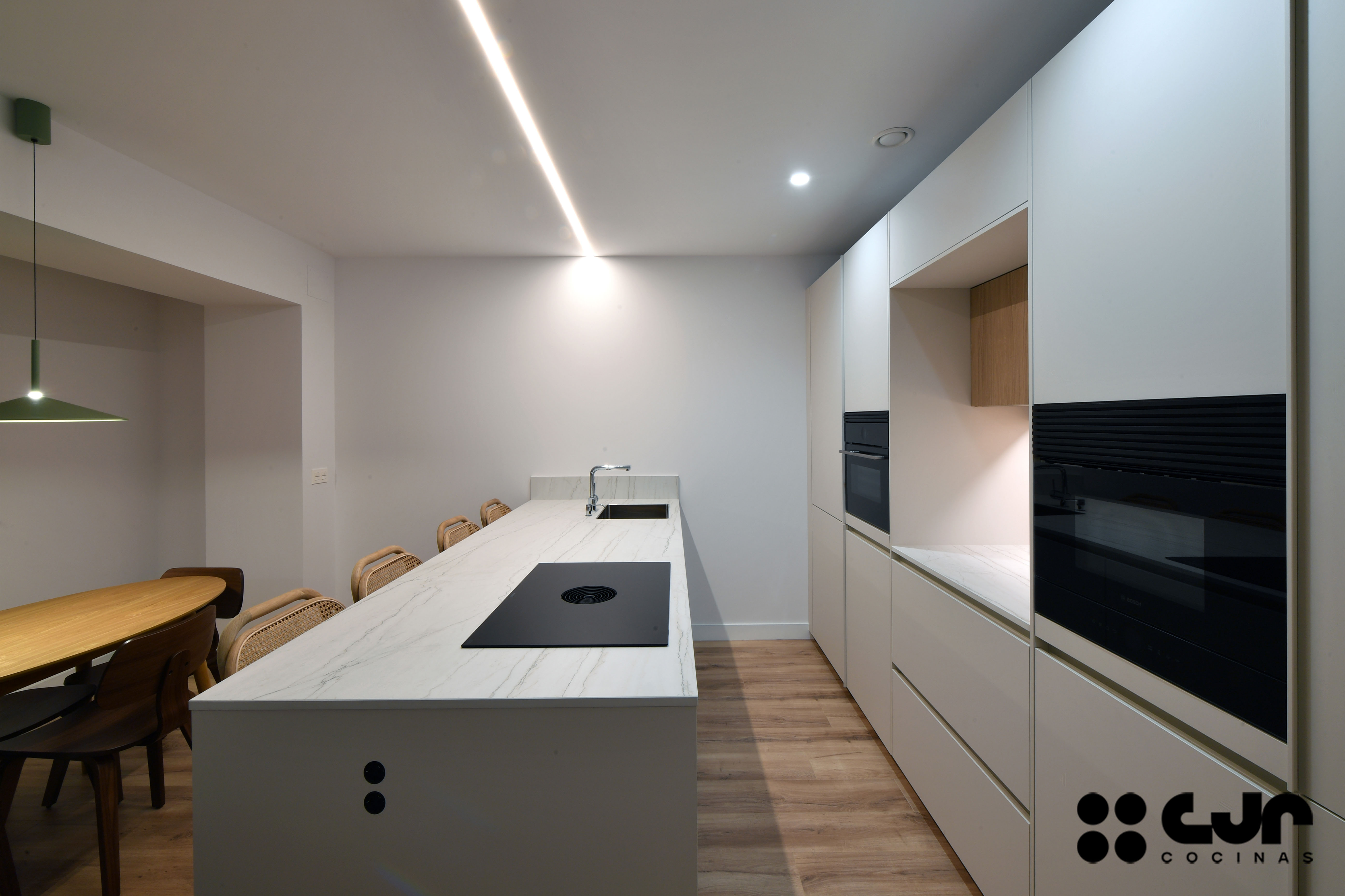 cocina blanca y madera con peninsula cocinas cjr