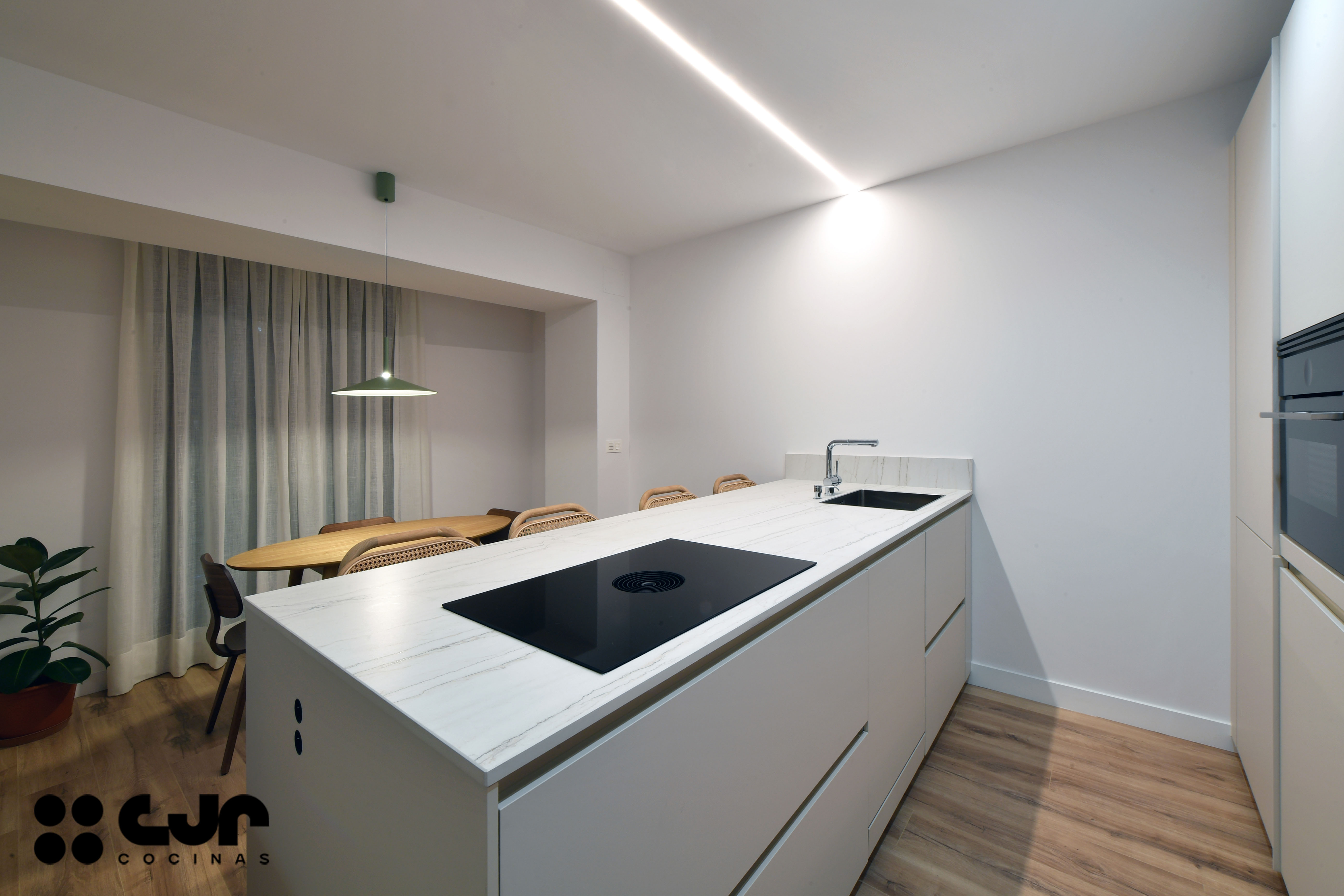 cocina blanca y madera con peninsula cocinas cjr