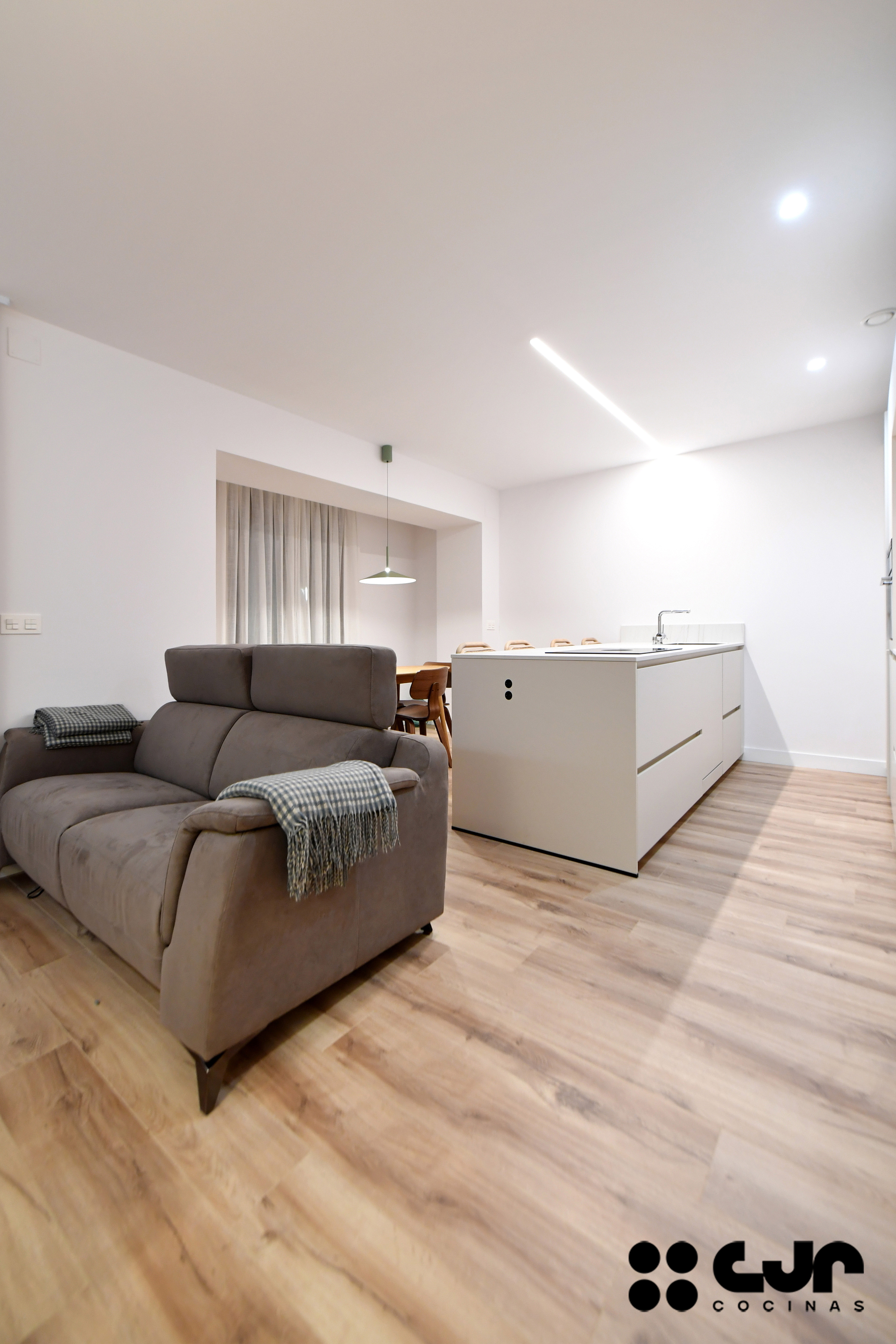 cocina blanca y madera con peninsula cocinas cjr