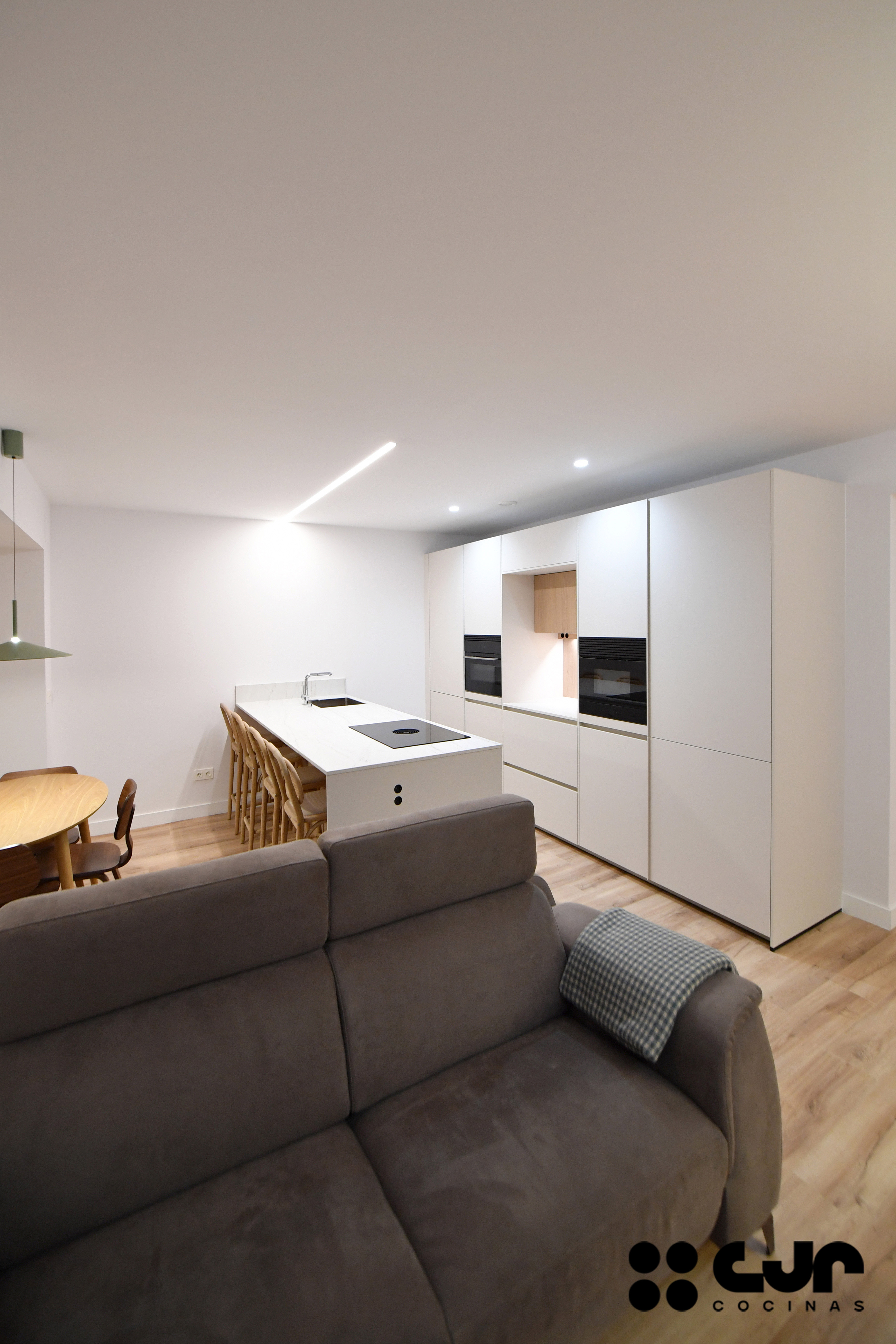 cocina blanca y madera con peninsula cocinas cjr