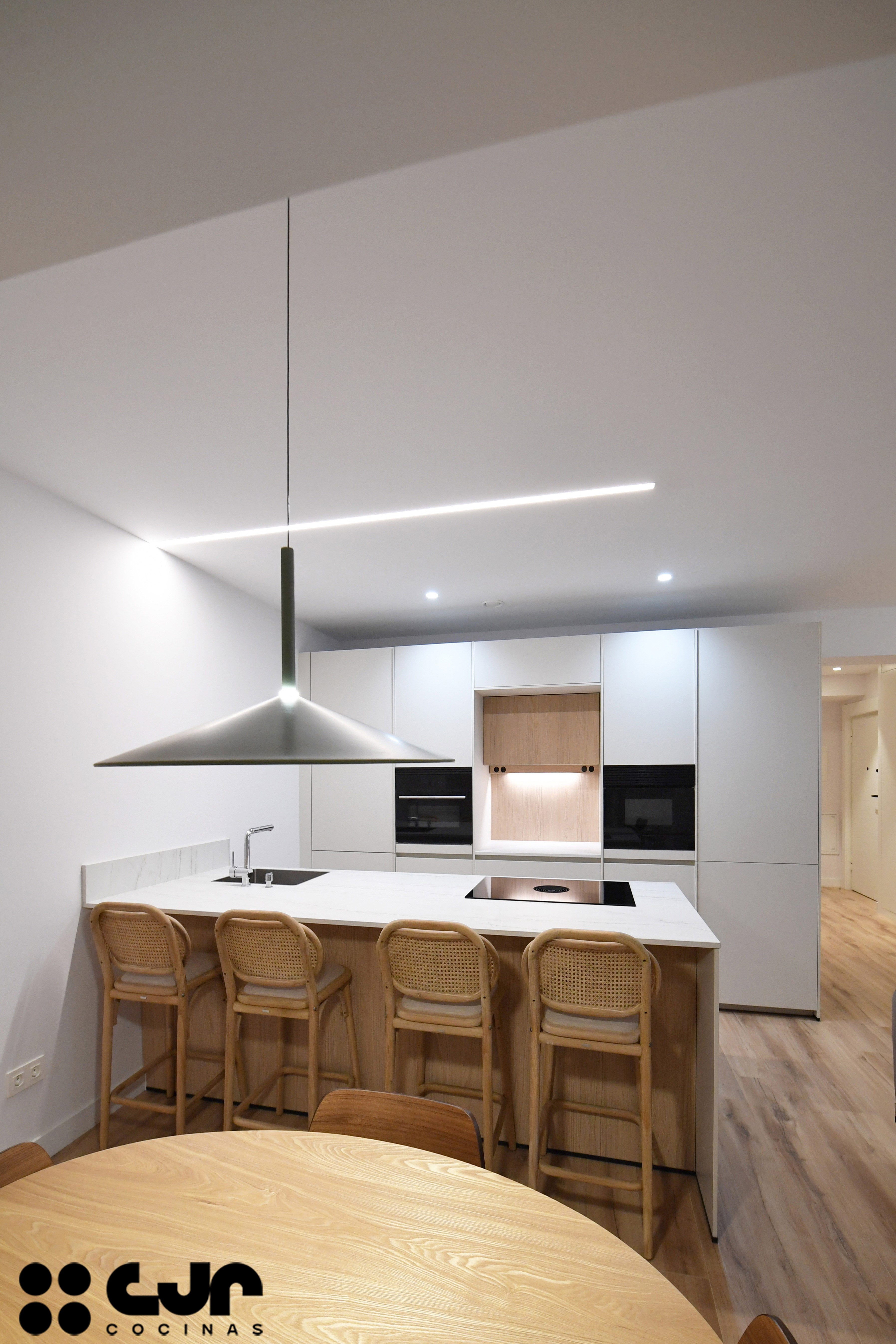 cocina blanca y madera con peninsula cocinas cjr