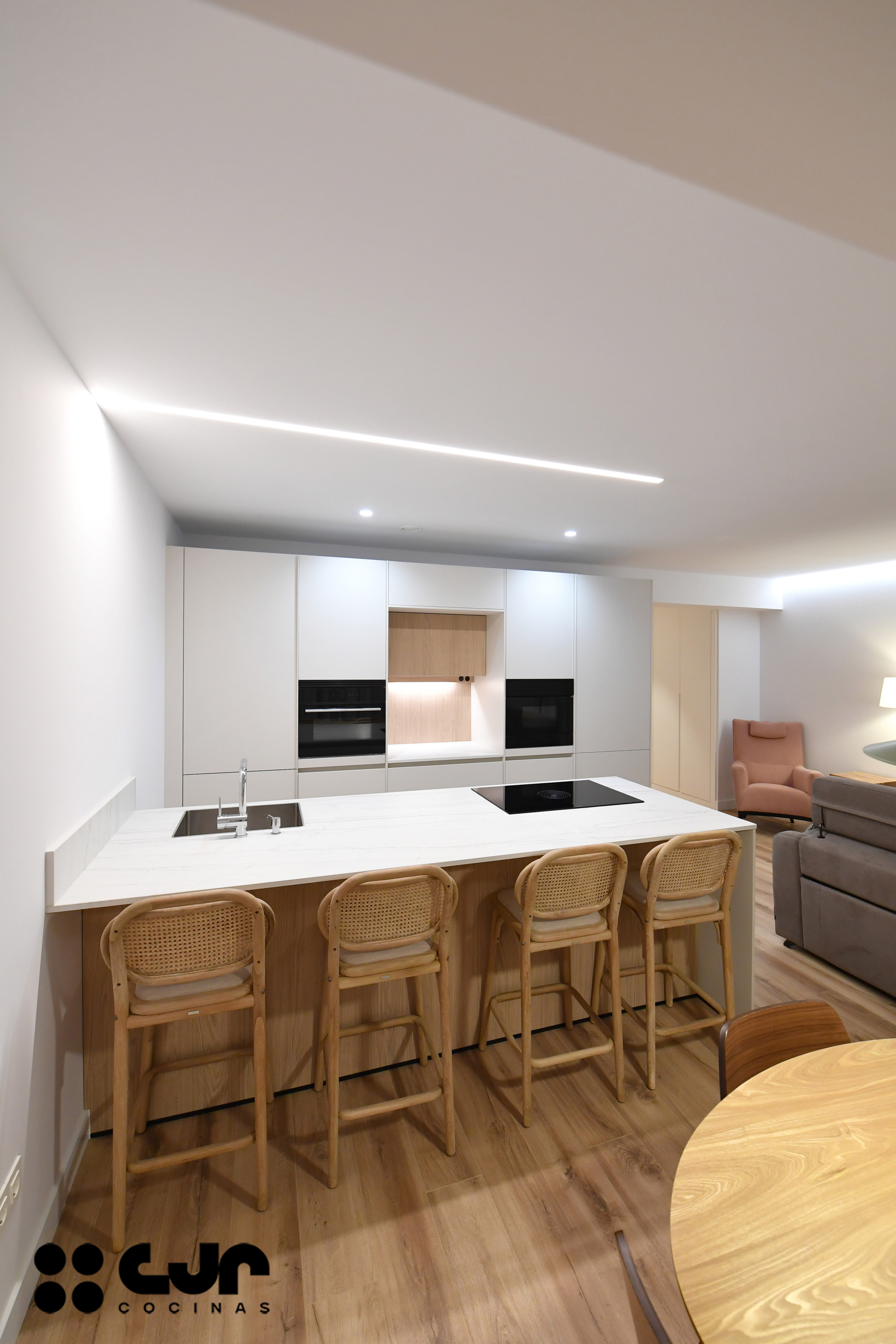 cocina blanca y madera con peninsula cocinas cjr