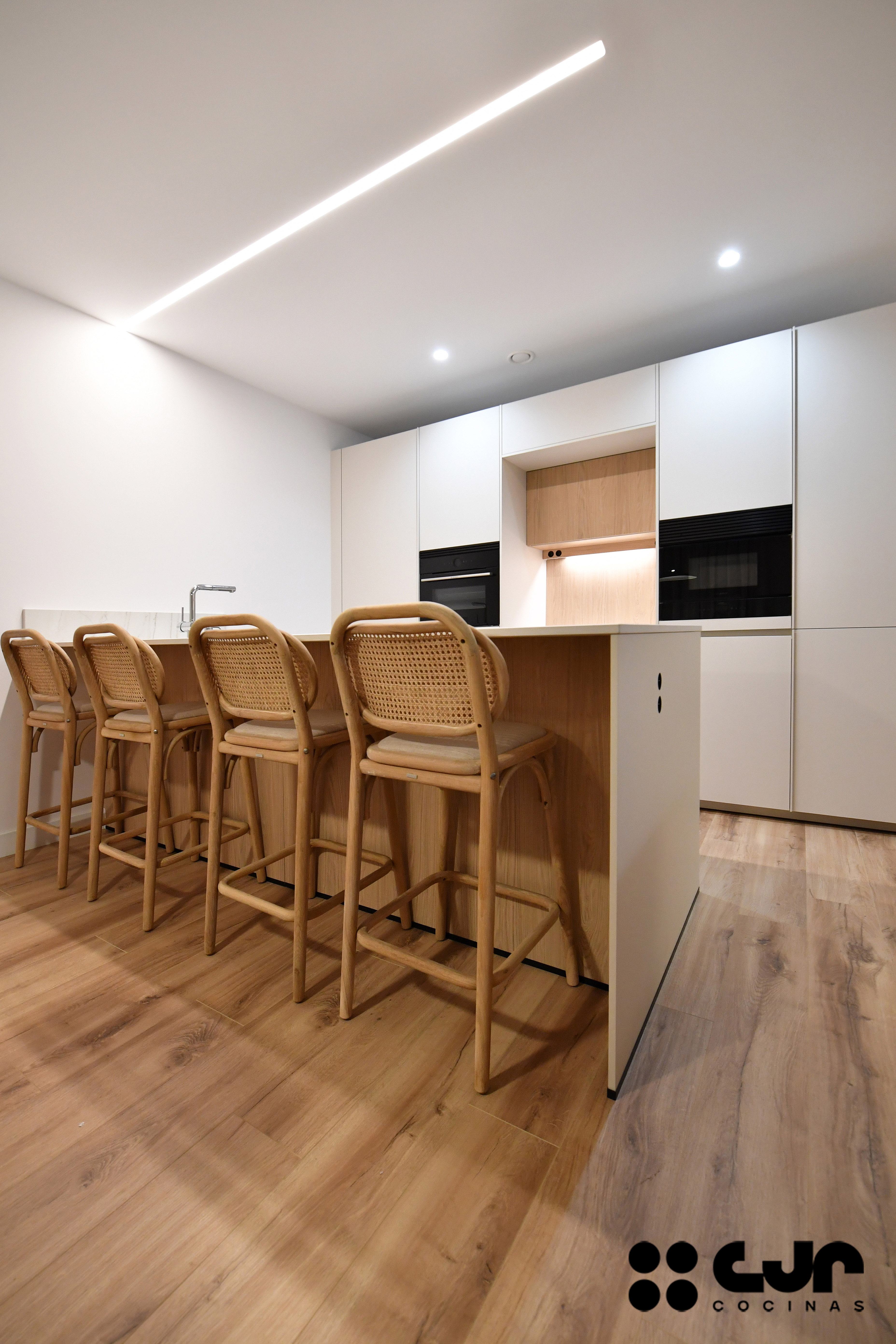 cocina blanca y madera con peninsula cocinas cjr