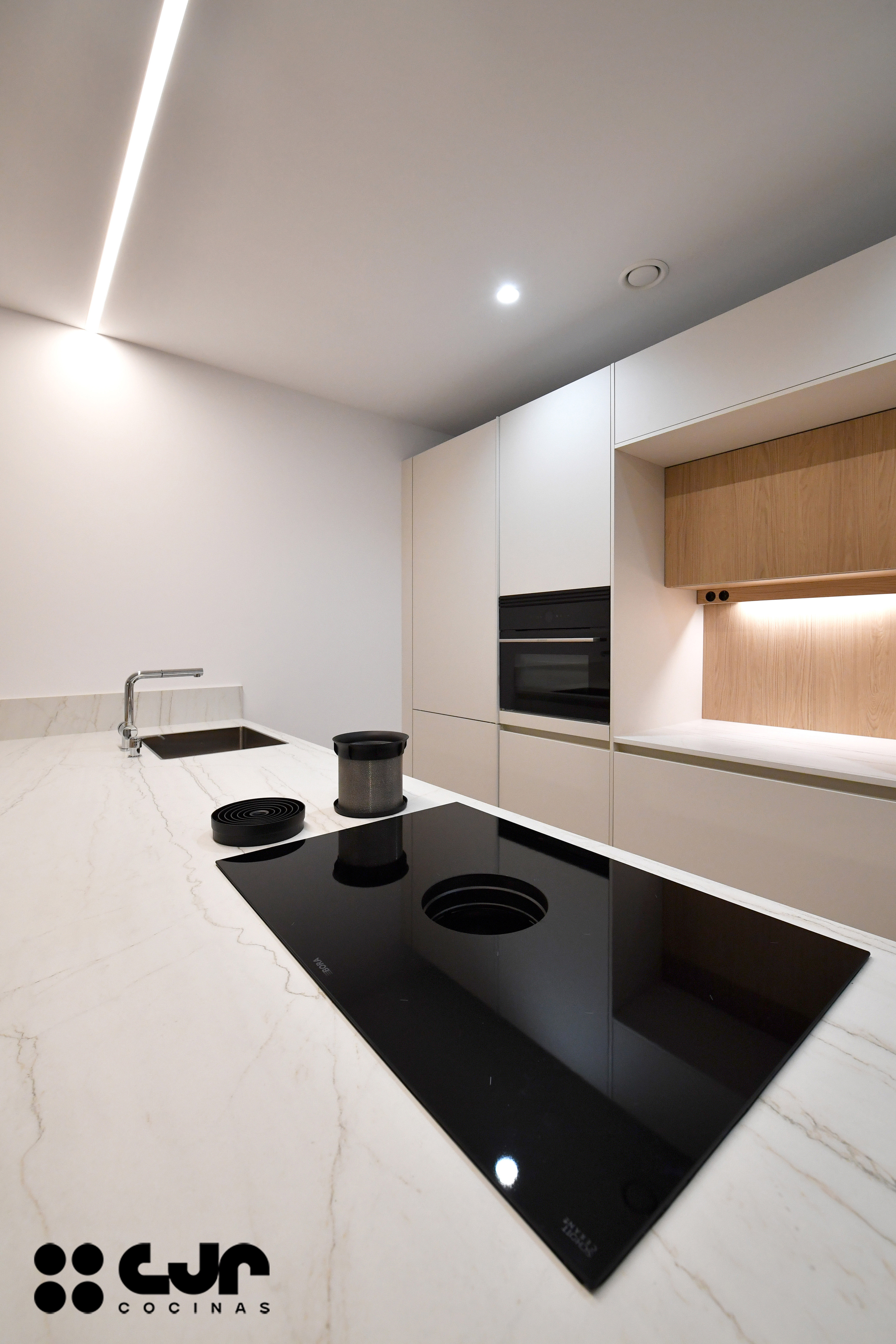 cocina blanca y madera con peninsula cocinas cjr