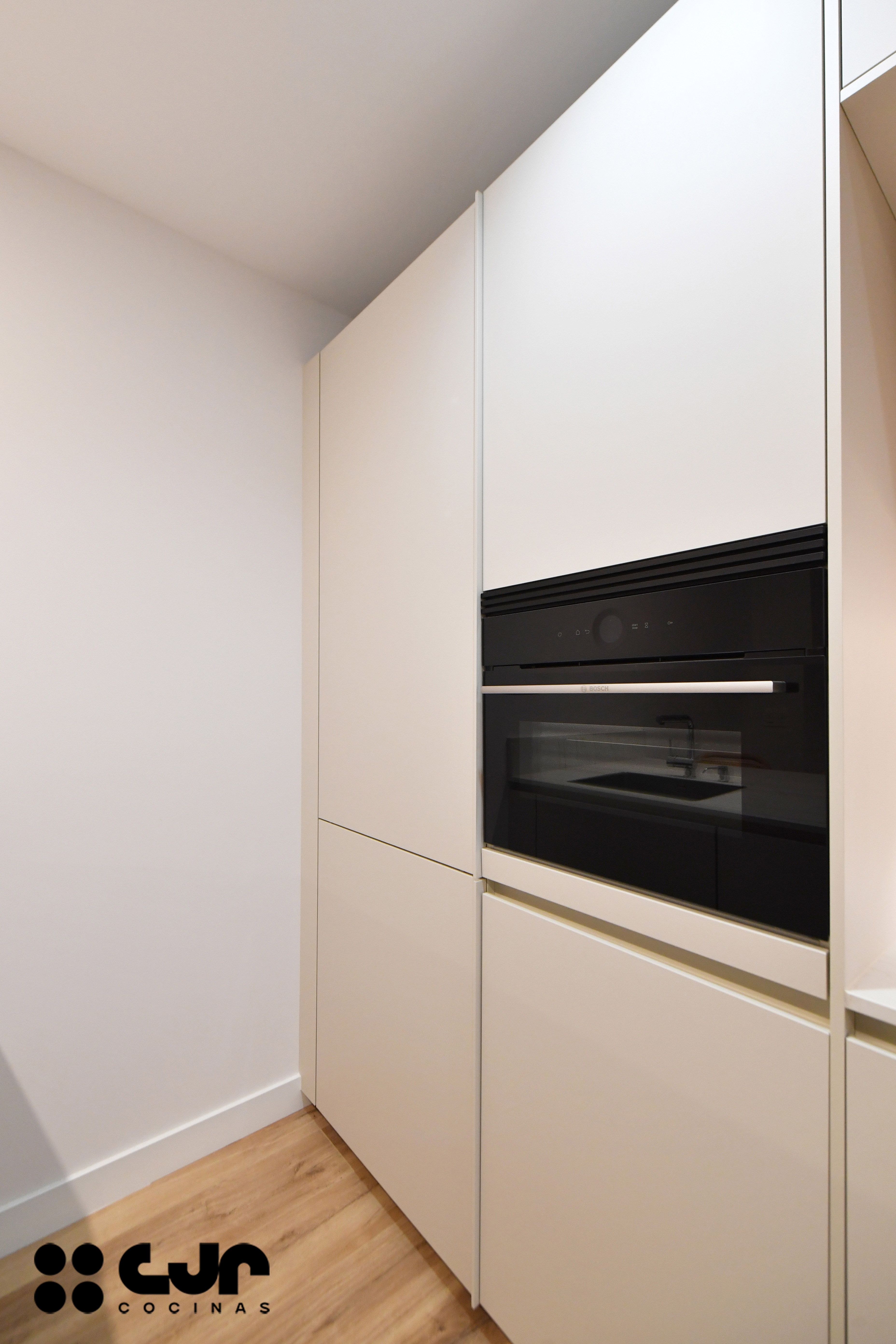 cocina blanca y madera con peninsula cocinas cjr