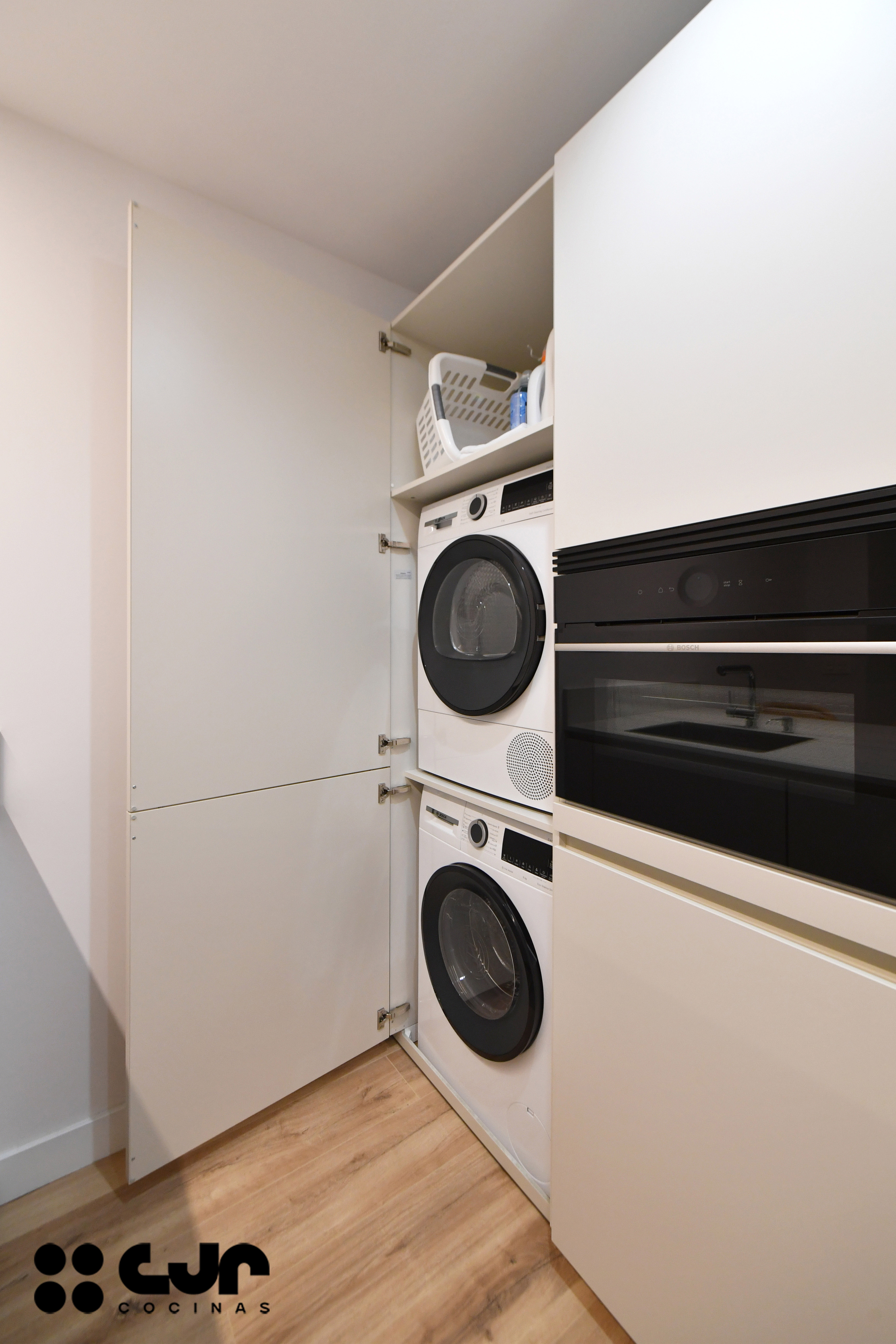 cocina blanca y madera con peninsula cocinas cjr