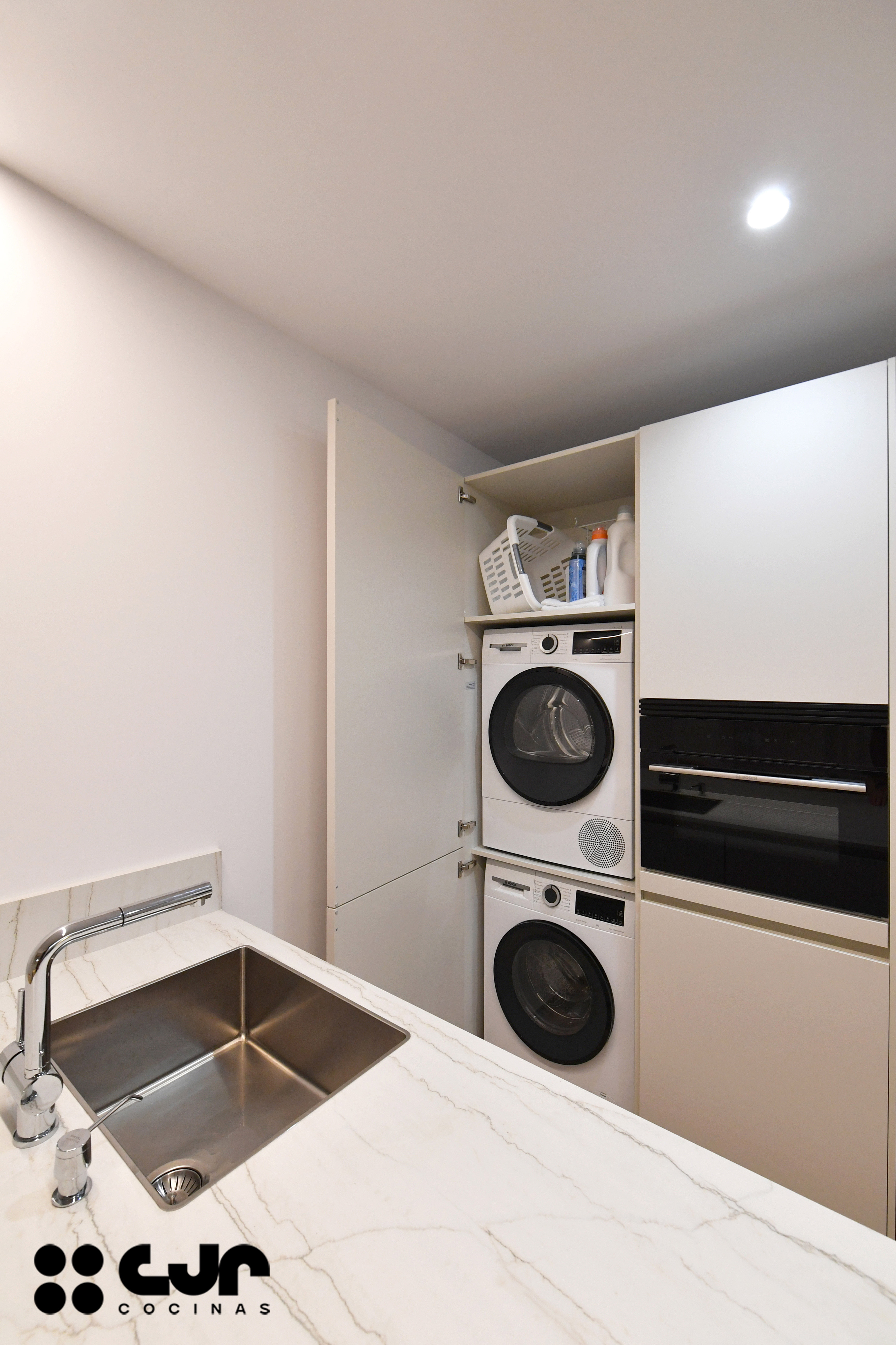 cocina blanca y madera con peninsula cocinas cjr