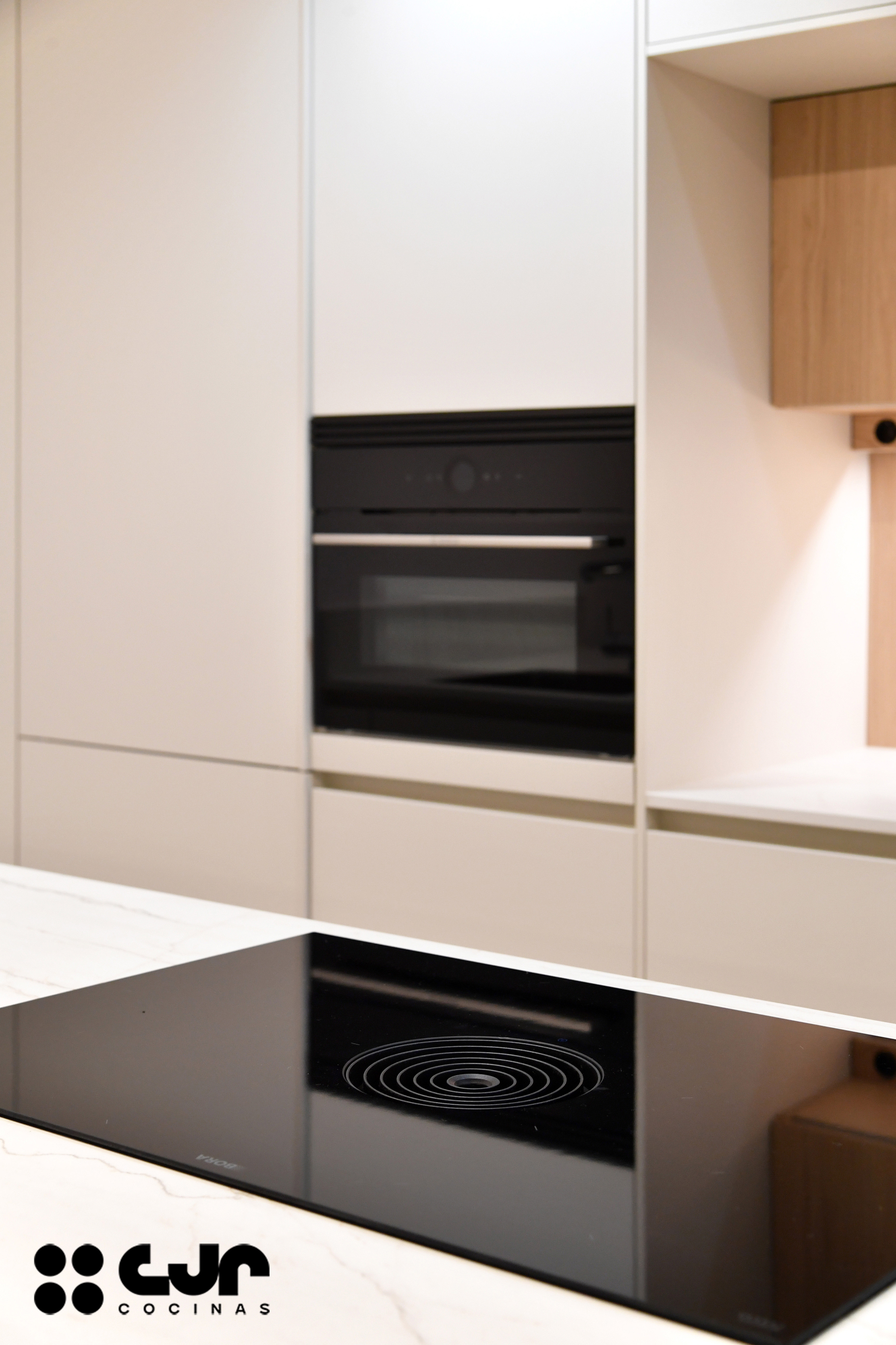 cocina blanca y madera con peninsula cocinas cjr