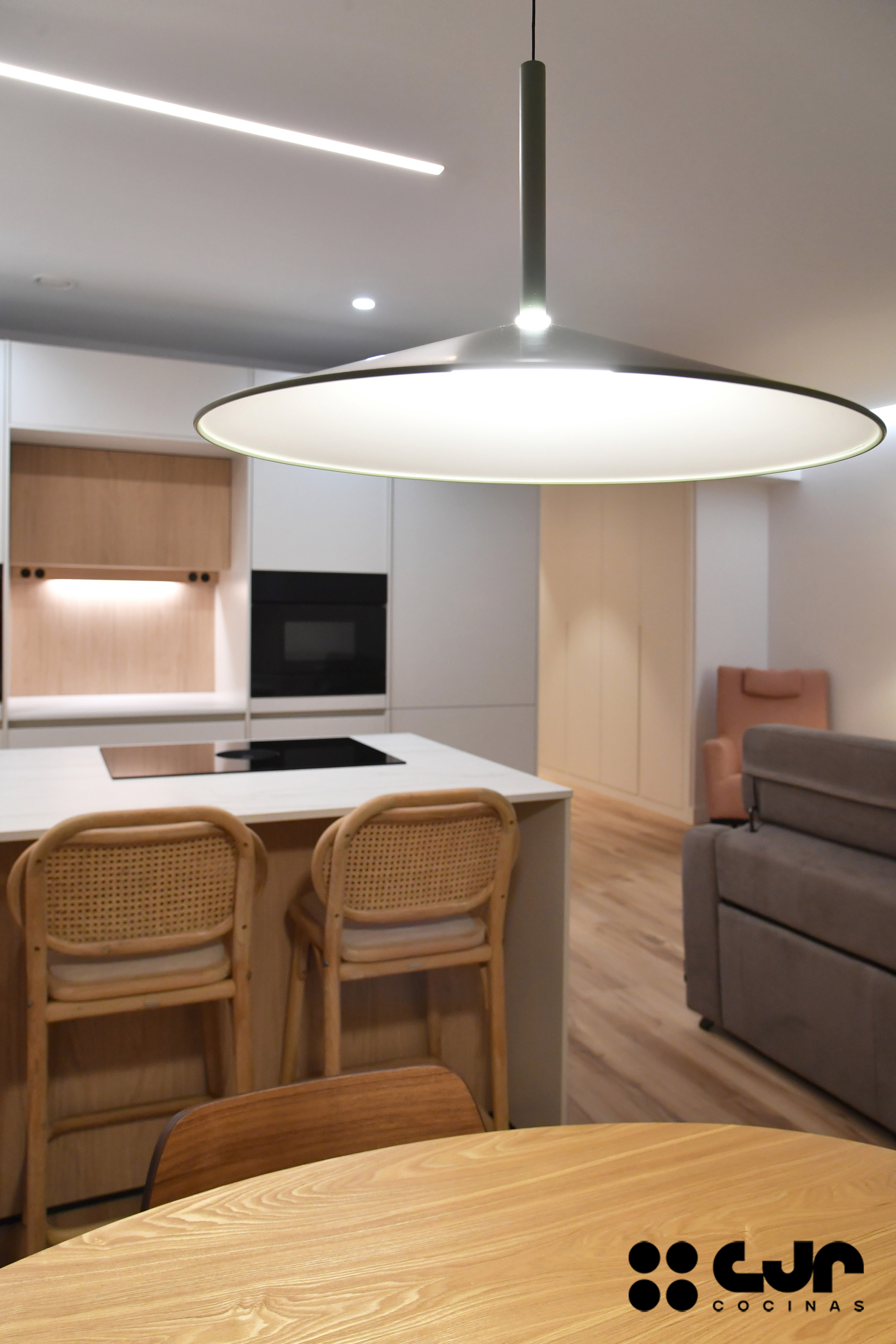 cocina blanca y madera con peninsula cocinas cjr