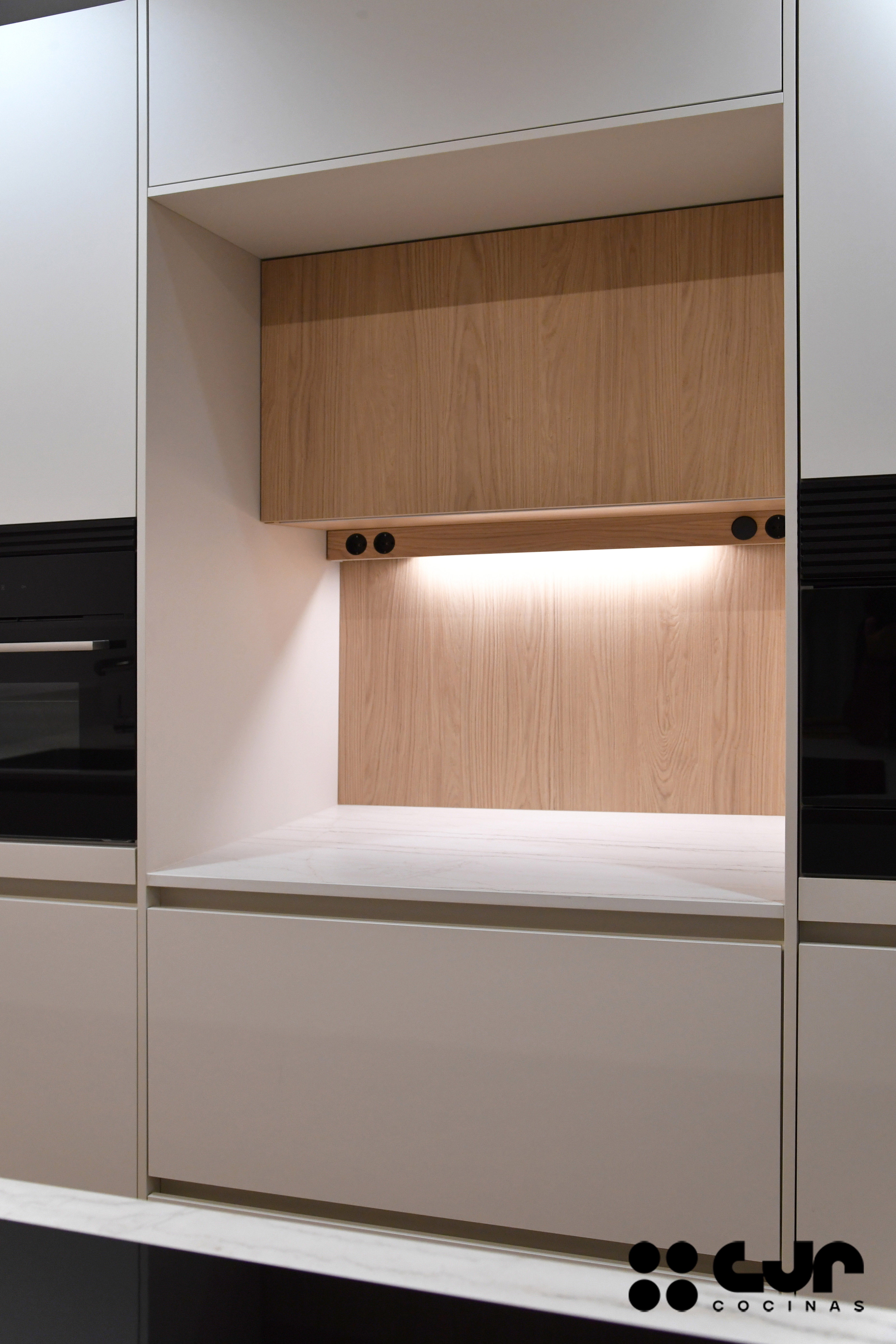 cocina blanca y madera con peninsula cocinas cjr