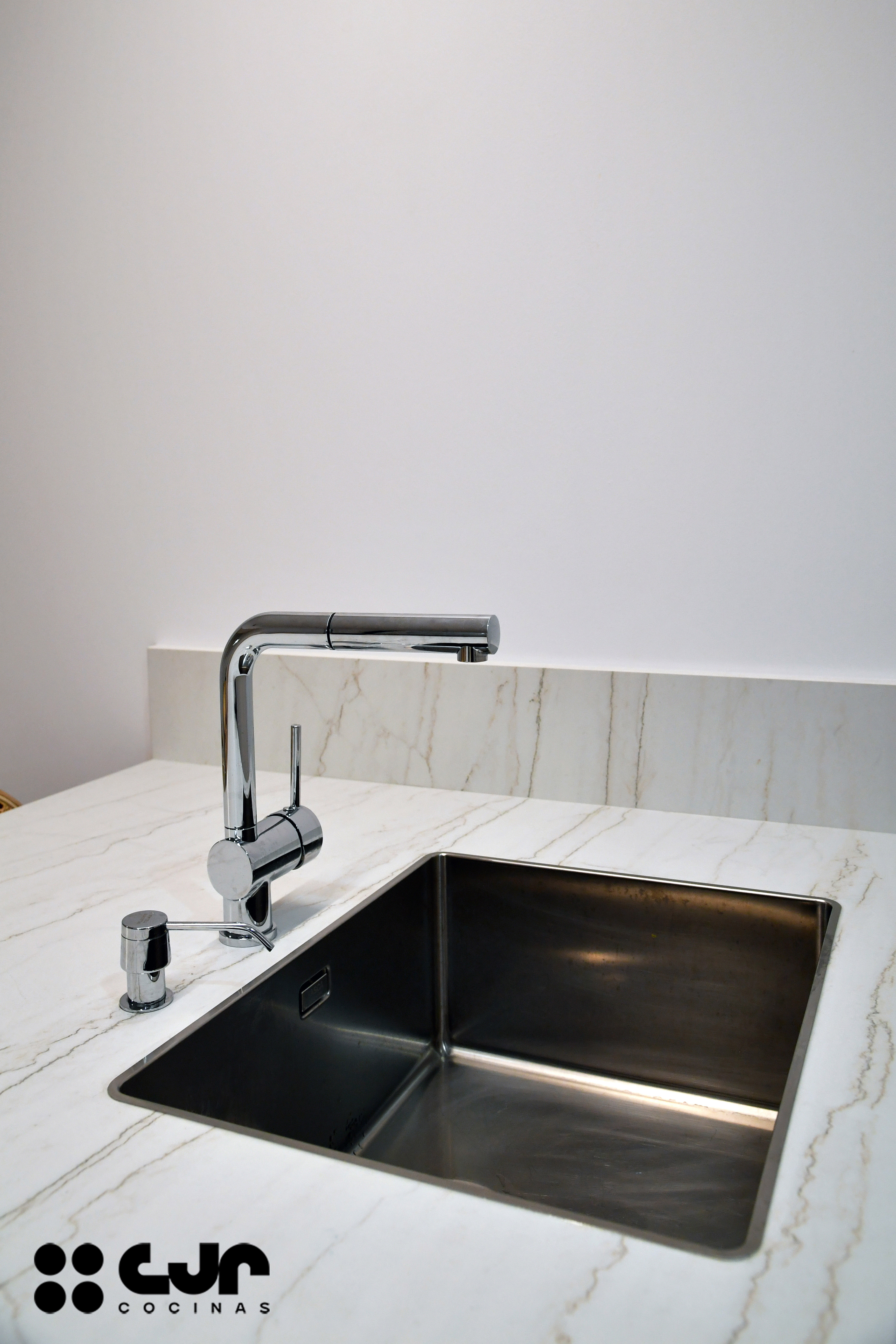 cocina blanca y madera con peninsula cocinas cjr