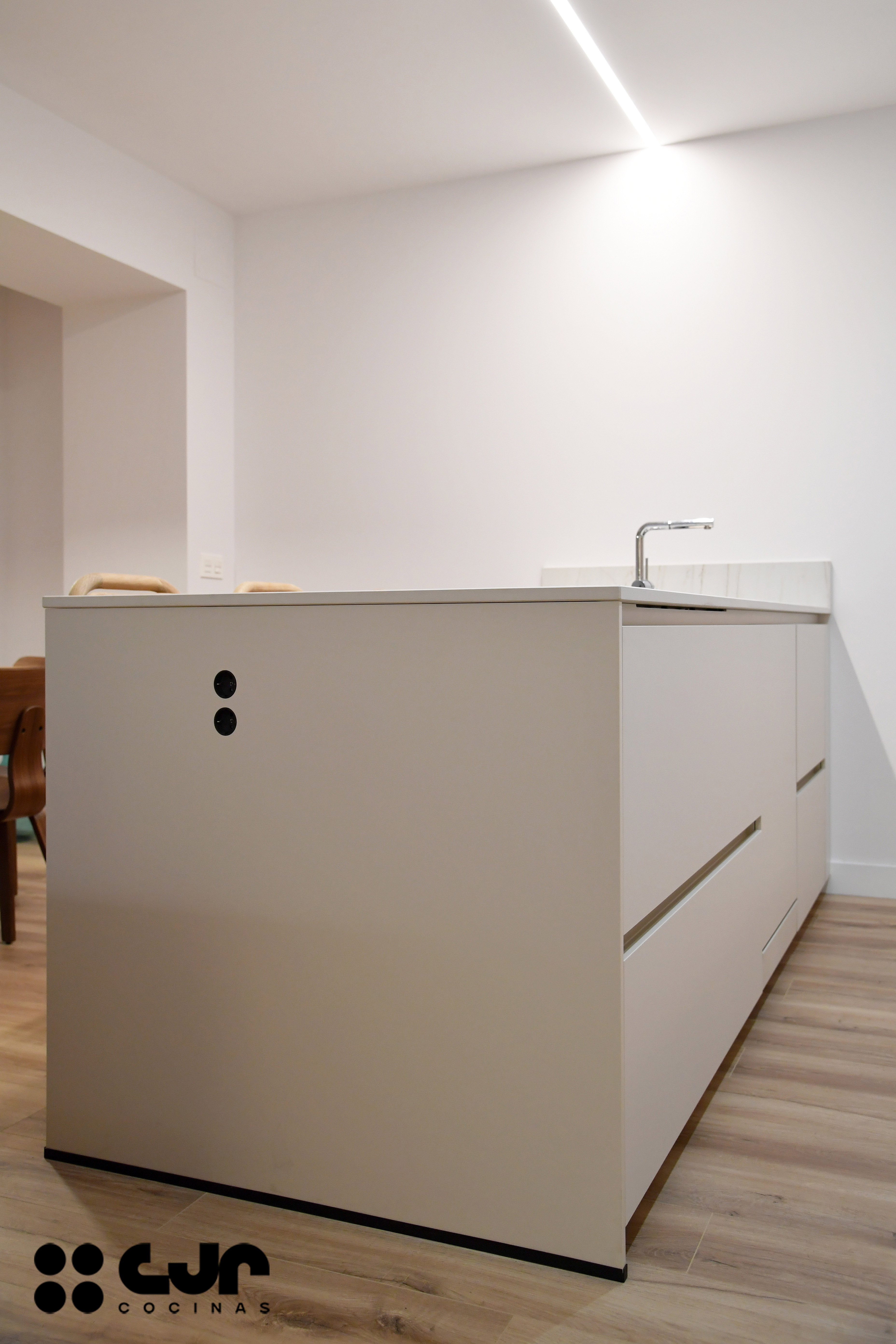 cocina blanca y madera con peninsula cocinas cjr