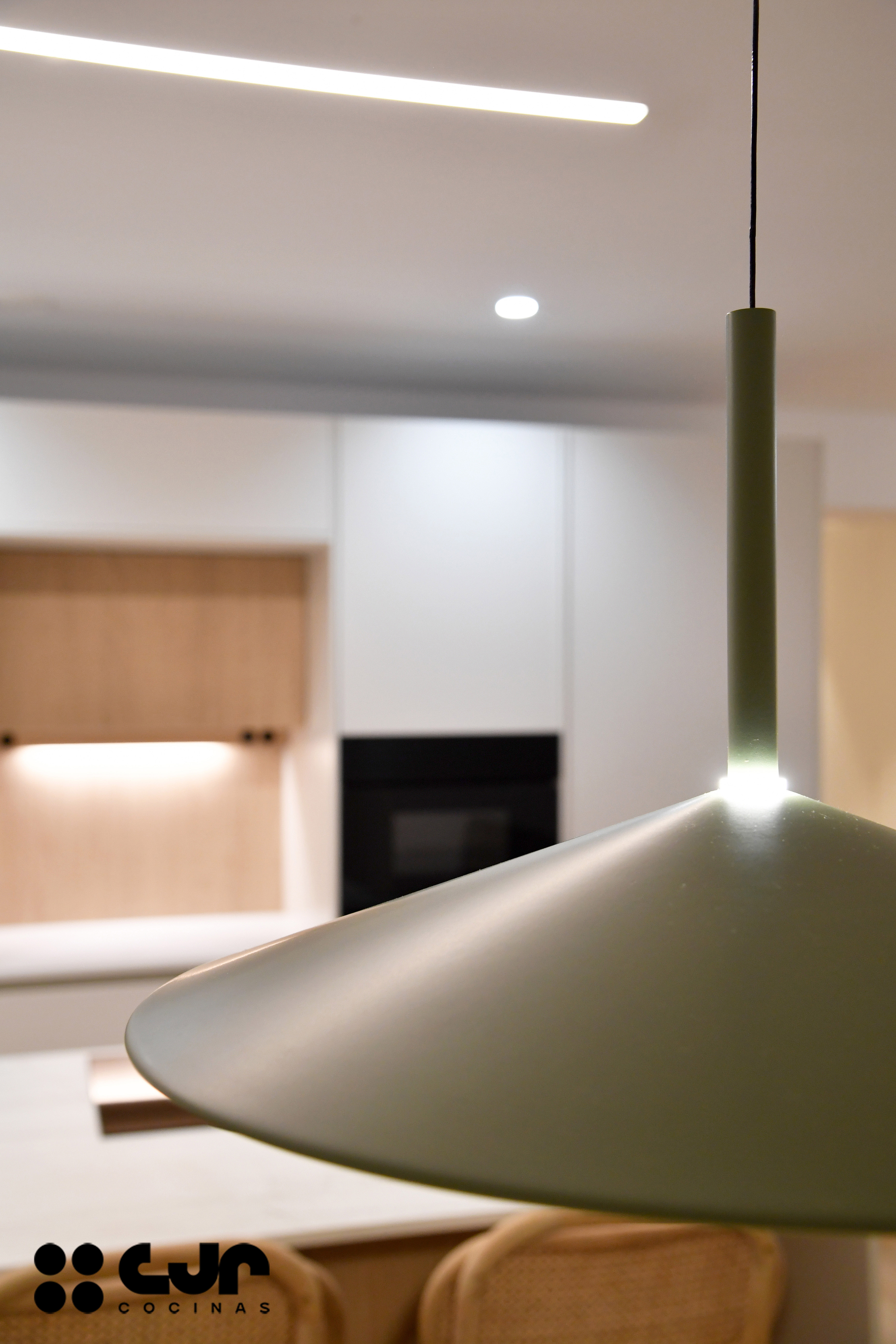 cocina blanca y madera con peninsula cocinas cjr