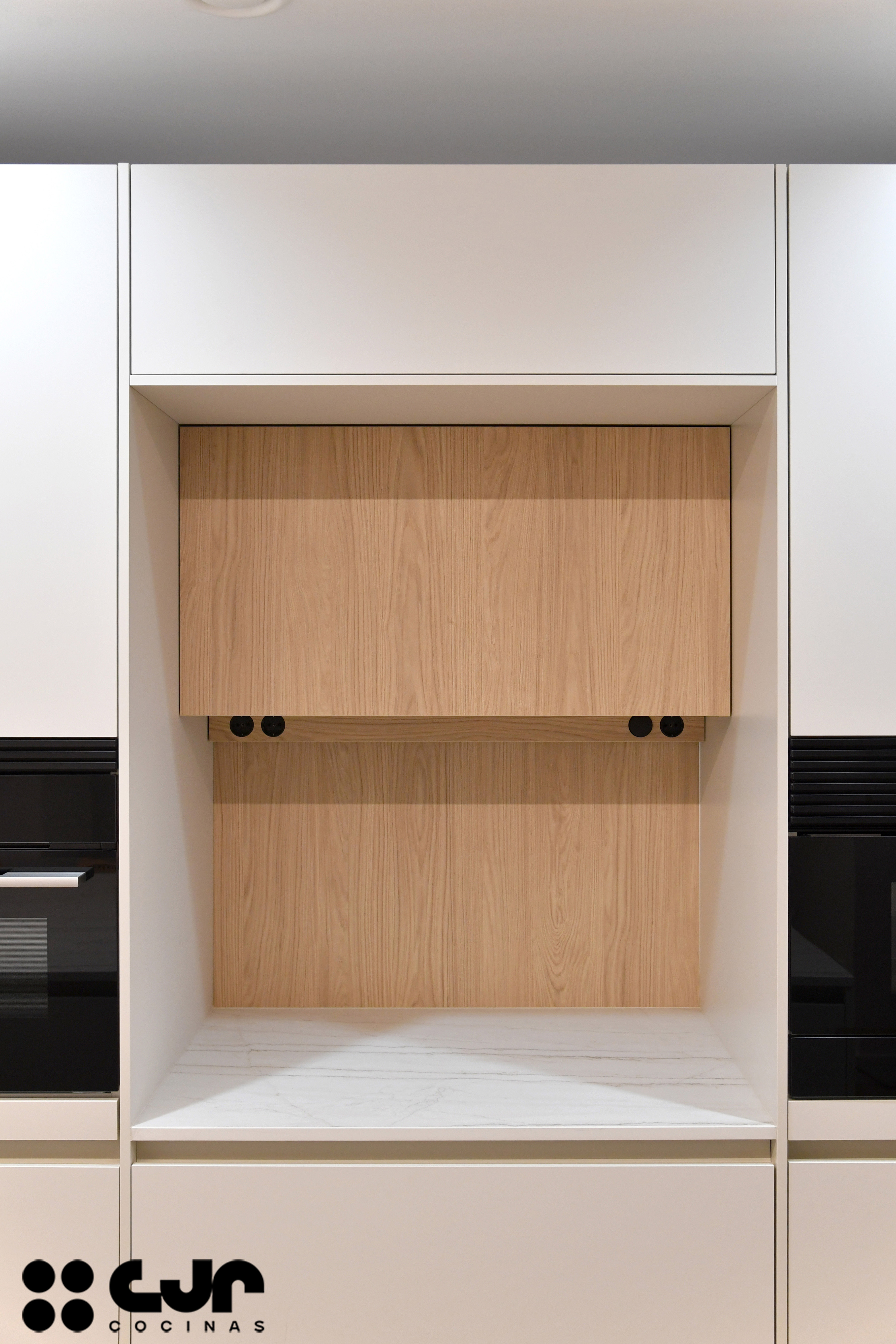 cocina blanca y madera con peninsula cocinas cjr