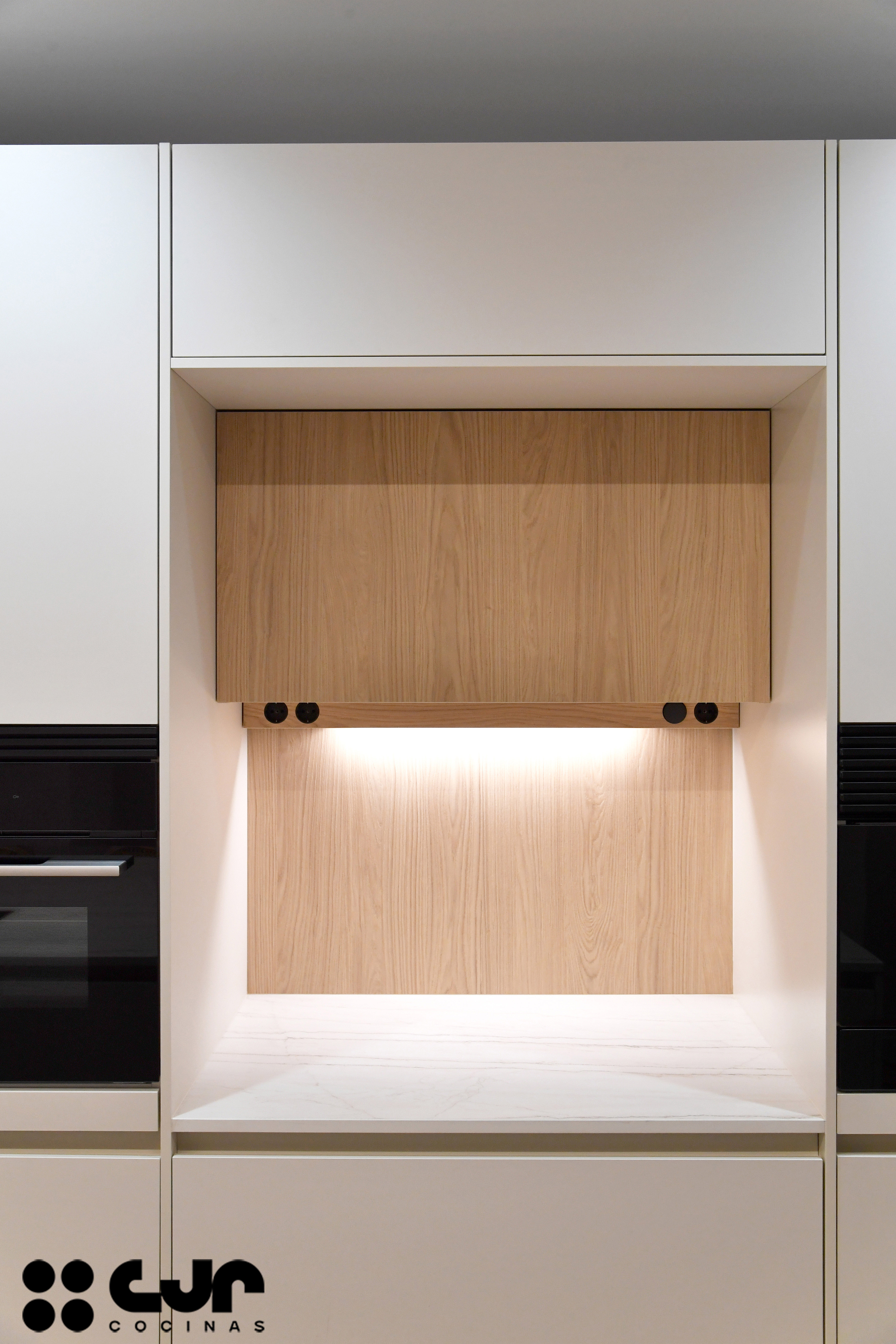 cocina blanca y madera con peninsula cocinas cjr