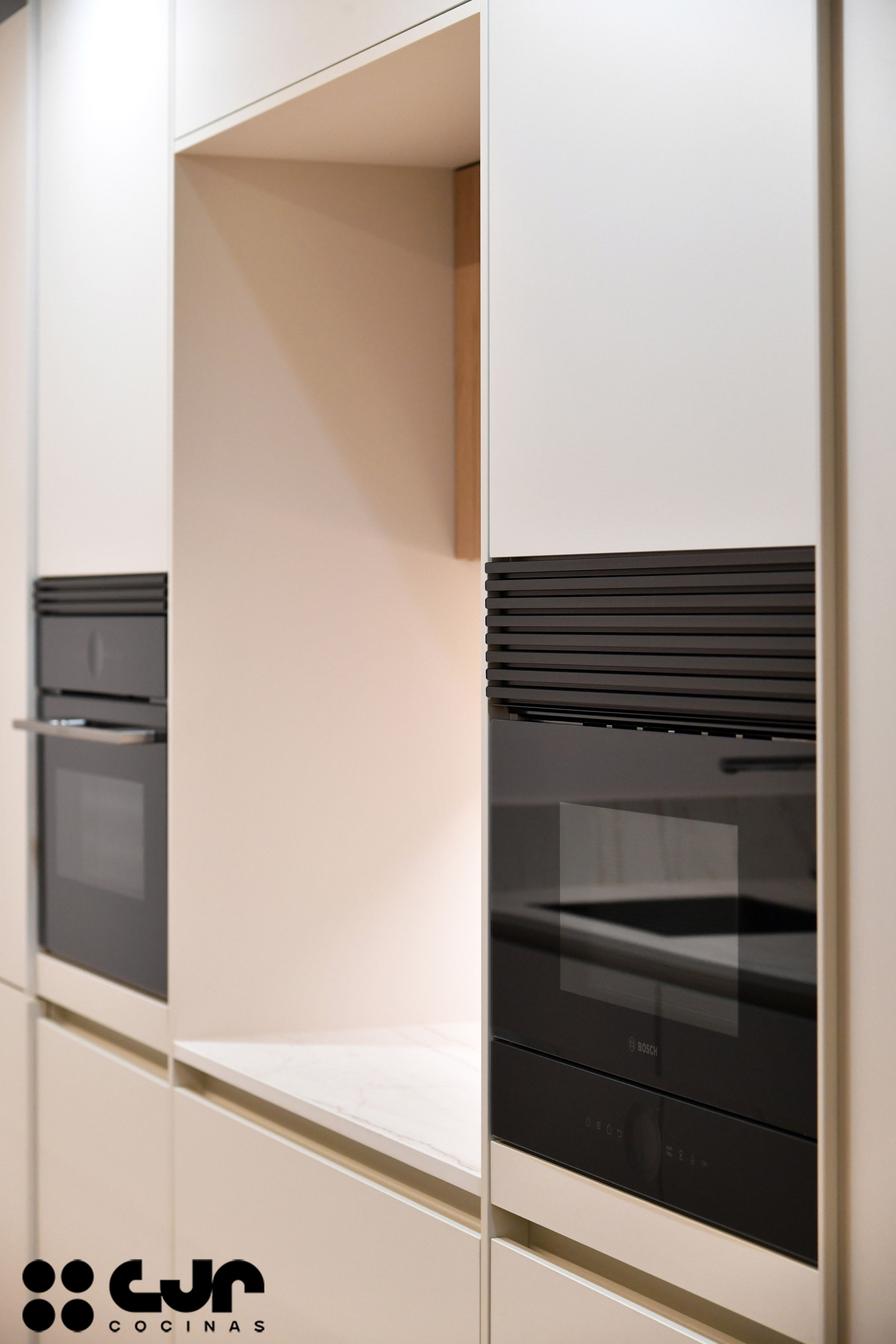 cocina blanca y madera con peninsula cocinas cjr