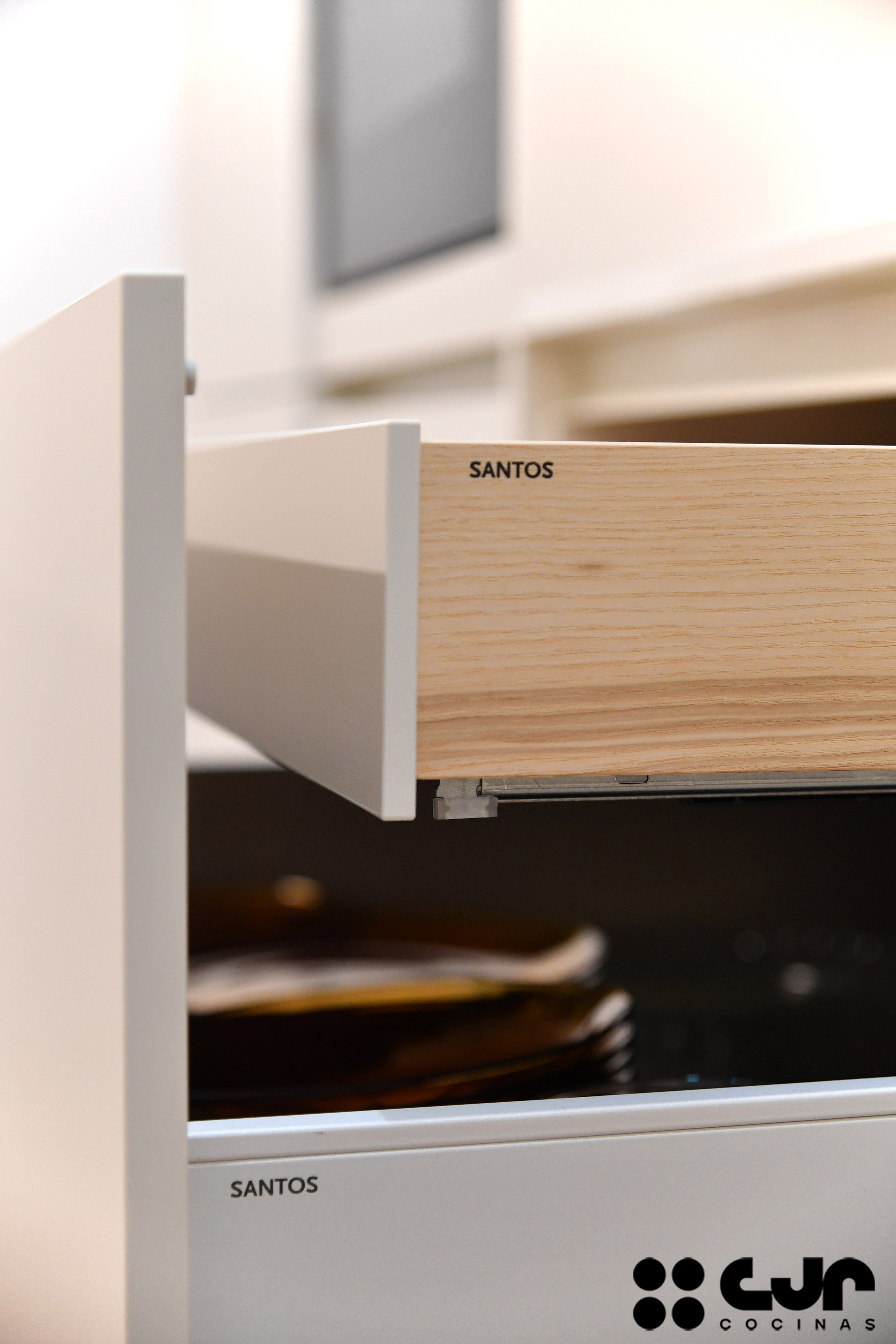 cocina blanca y madera con peninsula cocinas cjr