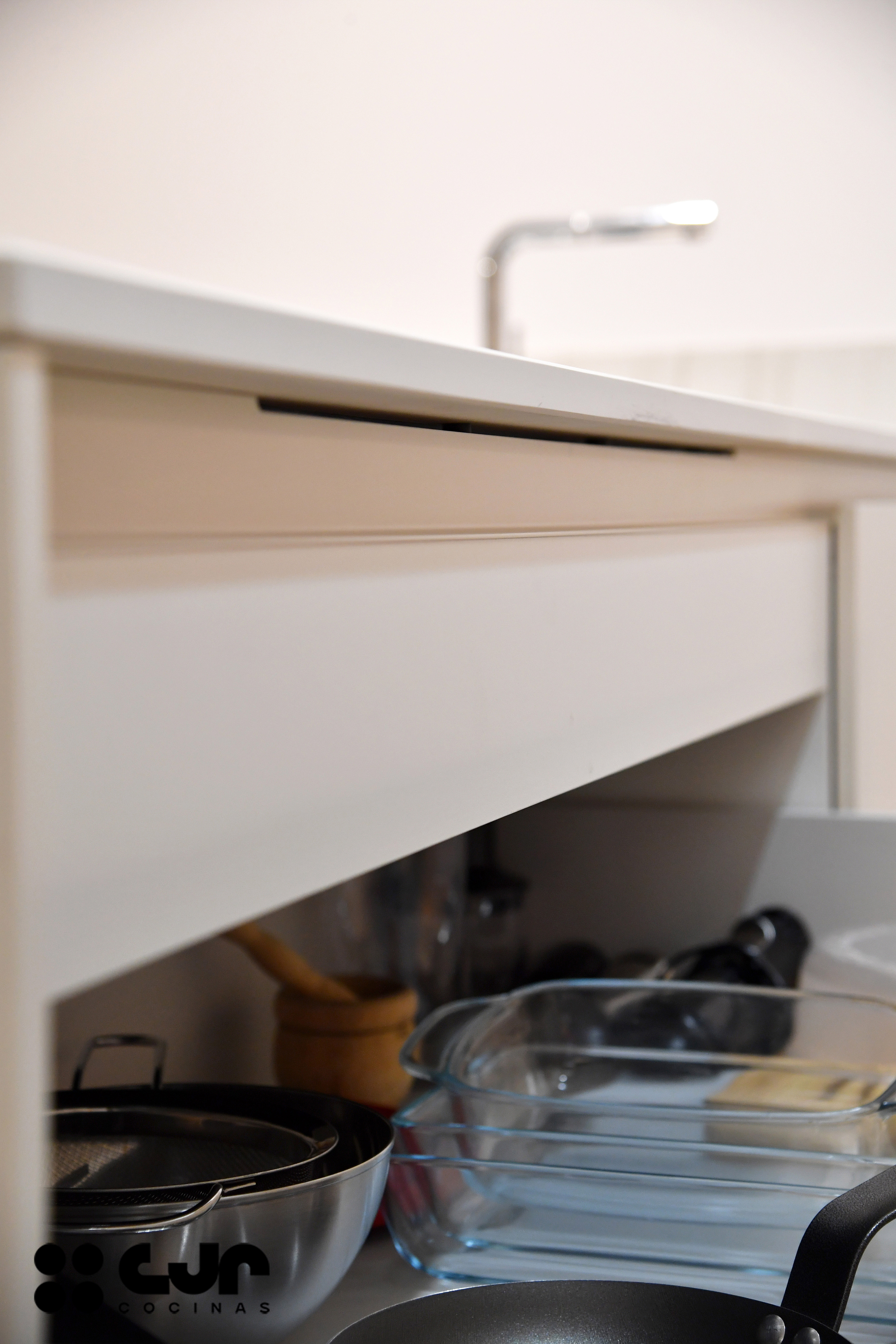 cocina blanca y madera con peninsula cocinas cjr