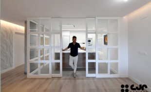 cocina blanco brillo y madera con isla semiabierta cocinas cjr