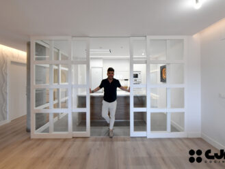 cocina blanco brillo y madera con isla semiabierta cocinas cjr